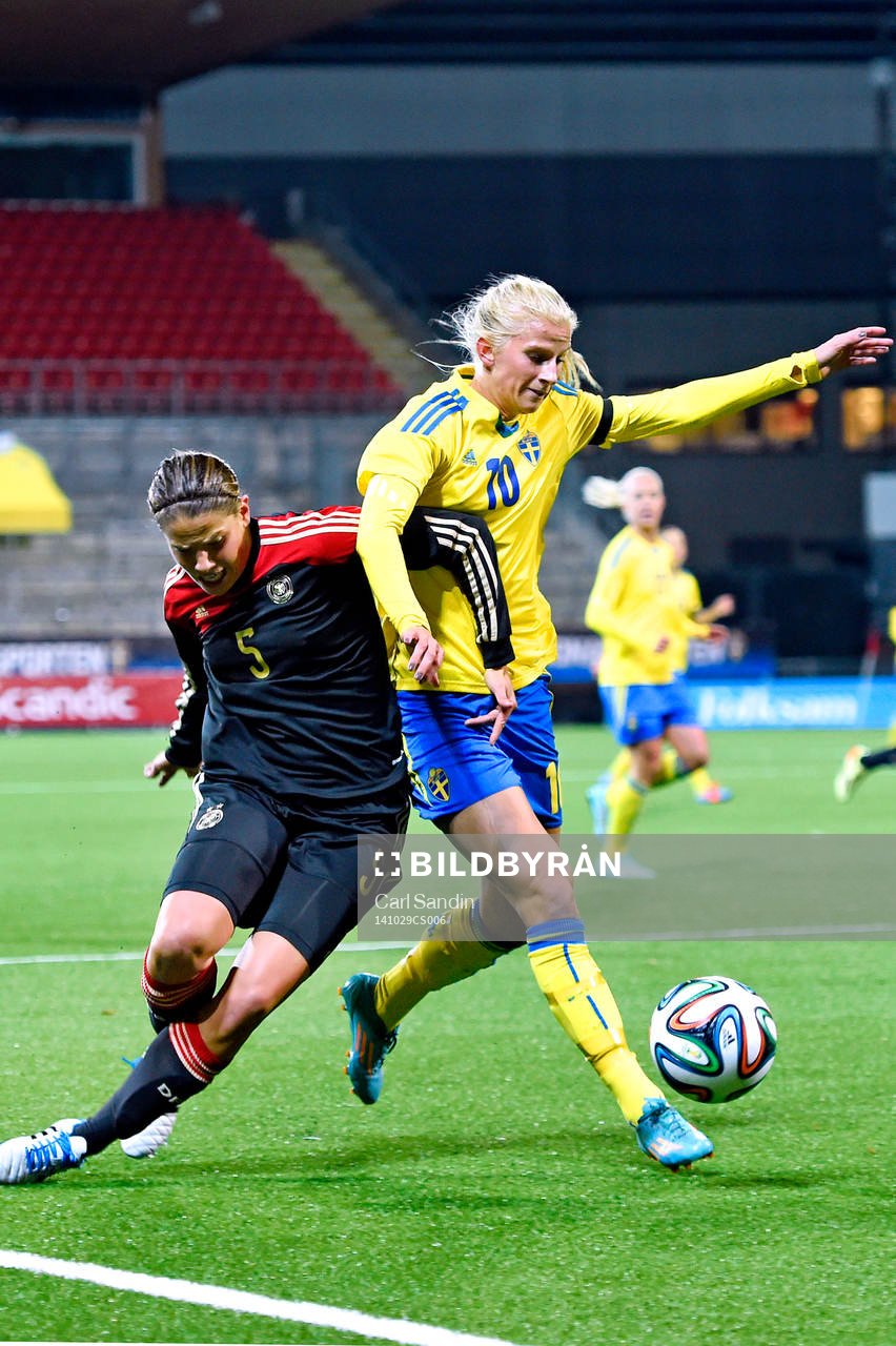 Tysklands Annike Krahn i kamp med Sveriges Sofia Jakobsson under en träningslandskamp i fotboll mellan Sverige och Tyskland den 29 oktober 2014 i Örebro.