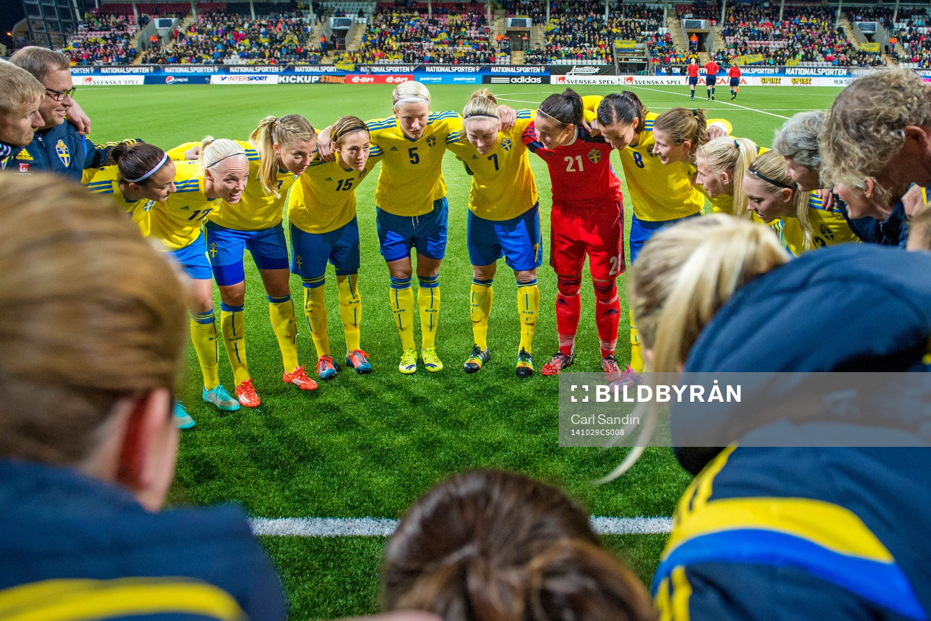 Sveriges spelare laddar inför en träningslandskamp i fotboll mellan Sverige och Tyskland den 29 oktober 2014 i Örebro.