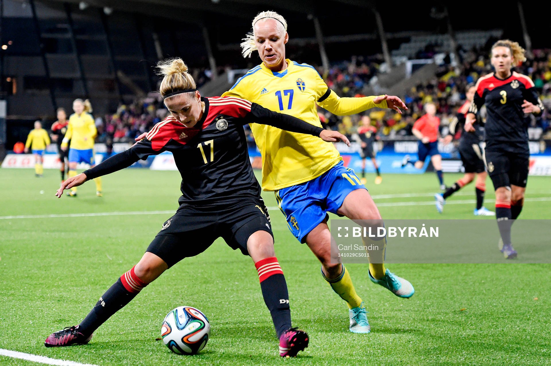 Tysklands Jennifer Cramer och Sveriges Caroline Seger