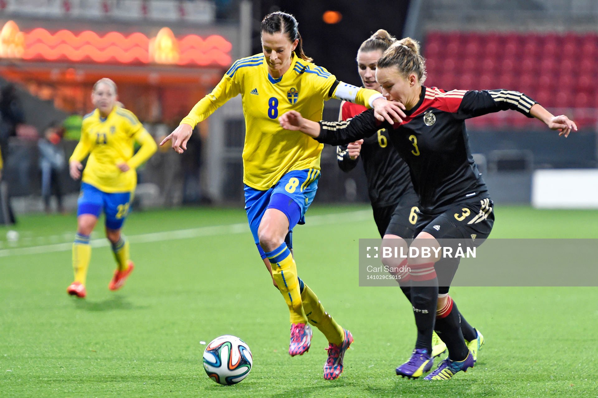 Sveriges Lotta Schelin jagas av Tysklands Josephine Henning
