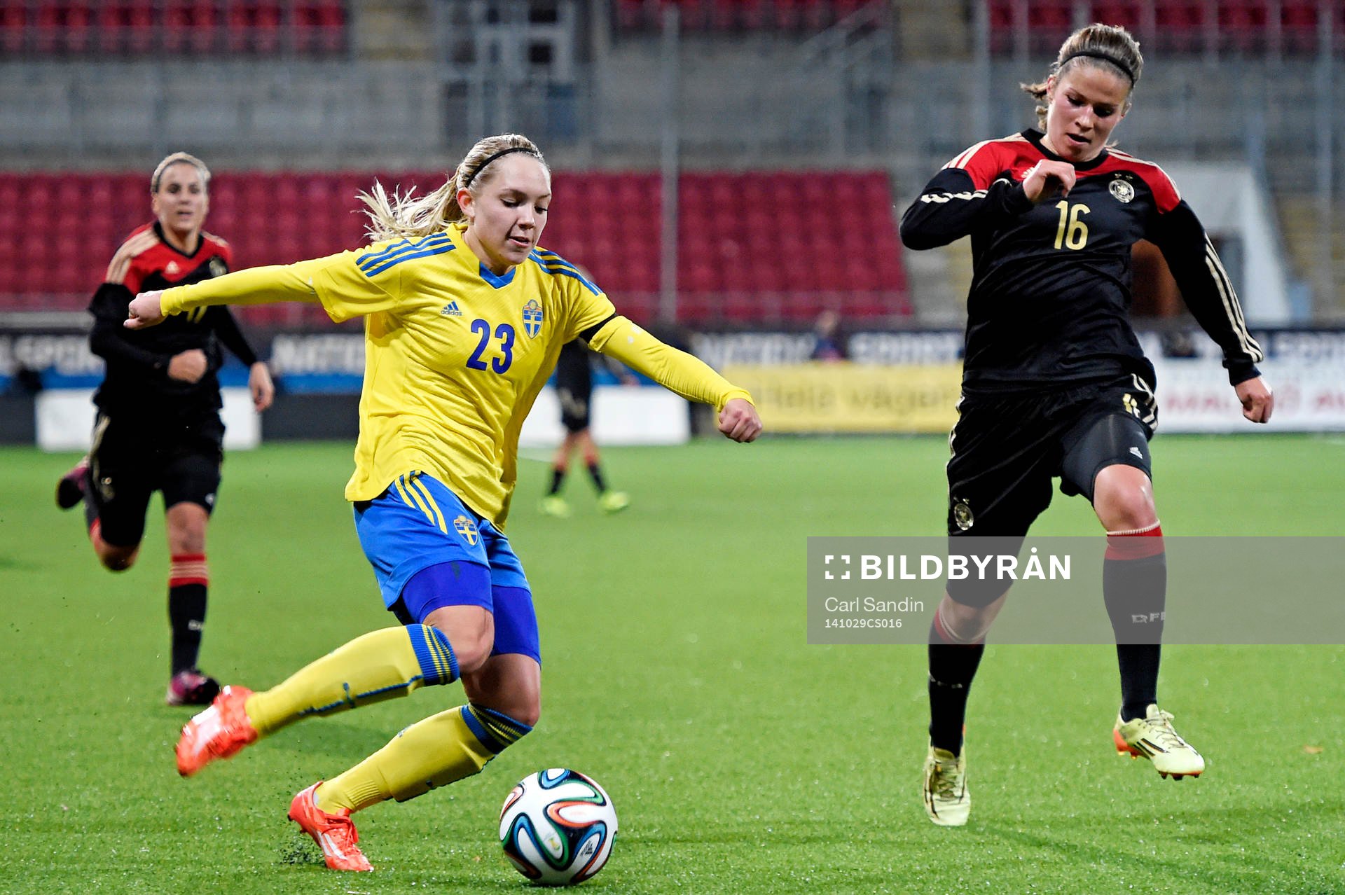 Sveriges Elin Rubensson och Tysklands Melanie Leupolz under en träningslandskamp i fotboll mellan Sverige och Tyskland den 29 oktober 2014 i Örebro.