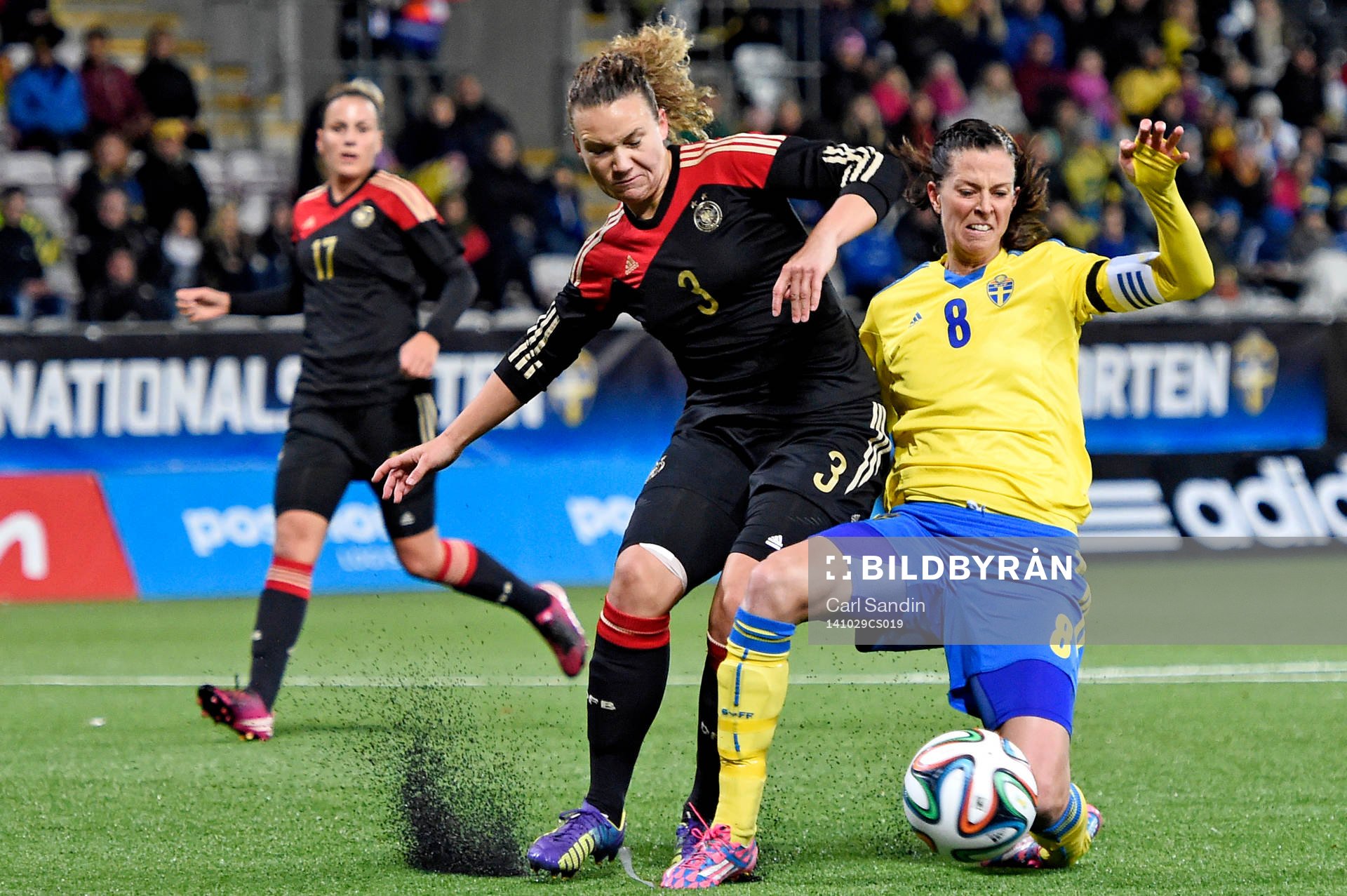 Tysklands Josephine Henning och Sveriges Lotta Schelin