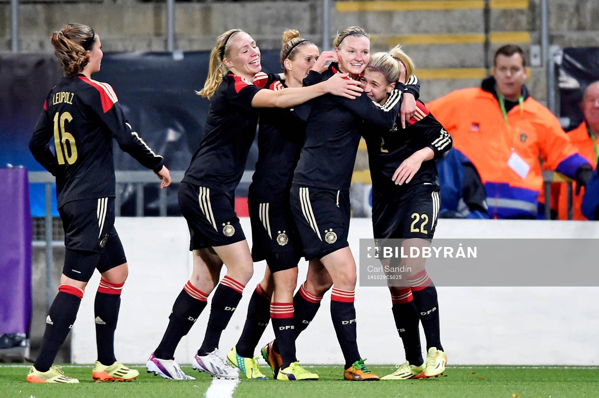 Tysklands Alexandra Popp firas efter hon gjort 1-2 under en träningslandskamp i fotboll mellan Sverige och Tyskland den 29 oktober 2014 i Örebro.