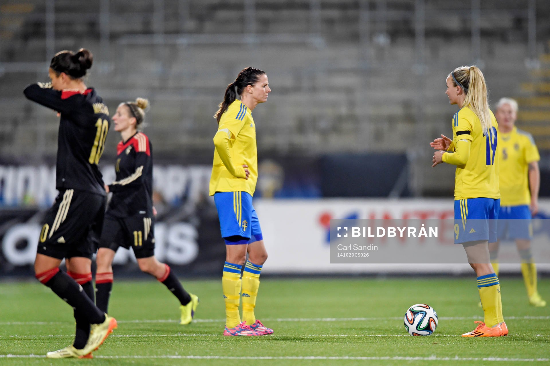 Sveriges Lotta Schelin och Emma Lundh deppar