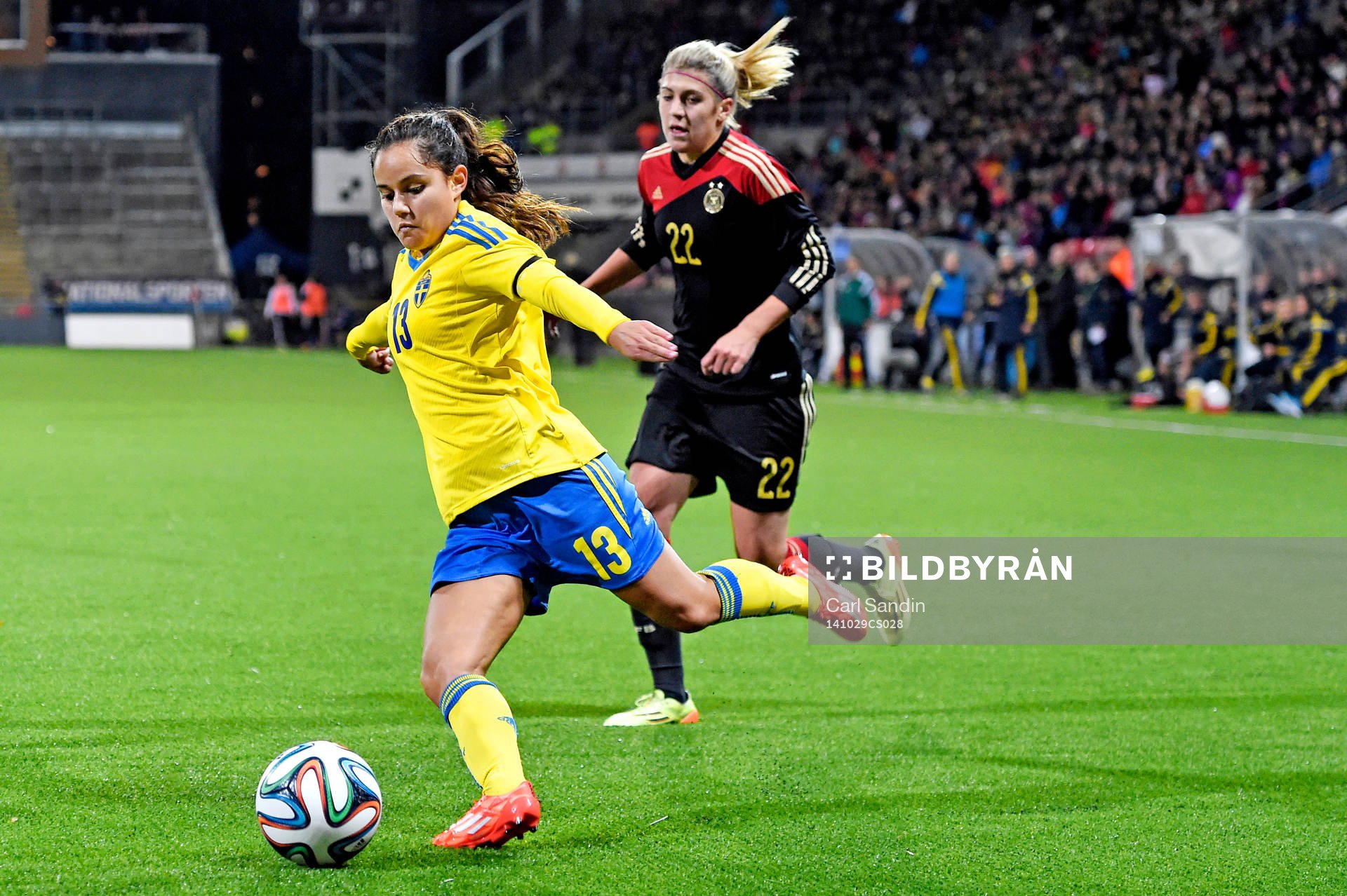 Sveriges Malin Diaz jagas av Tysklands Luisa Wensing