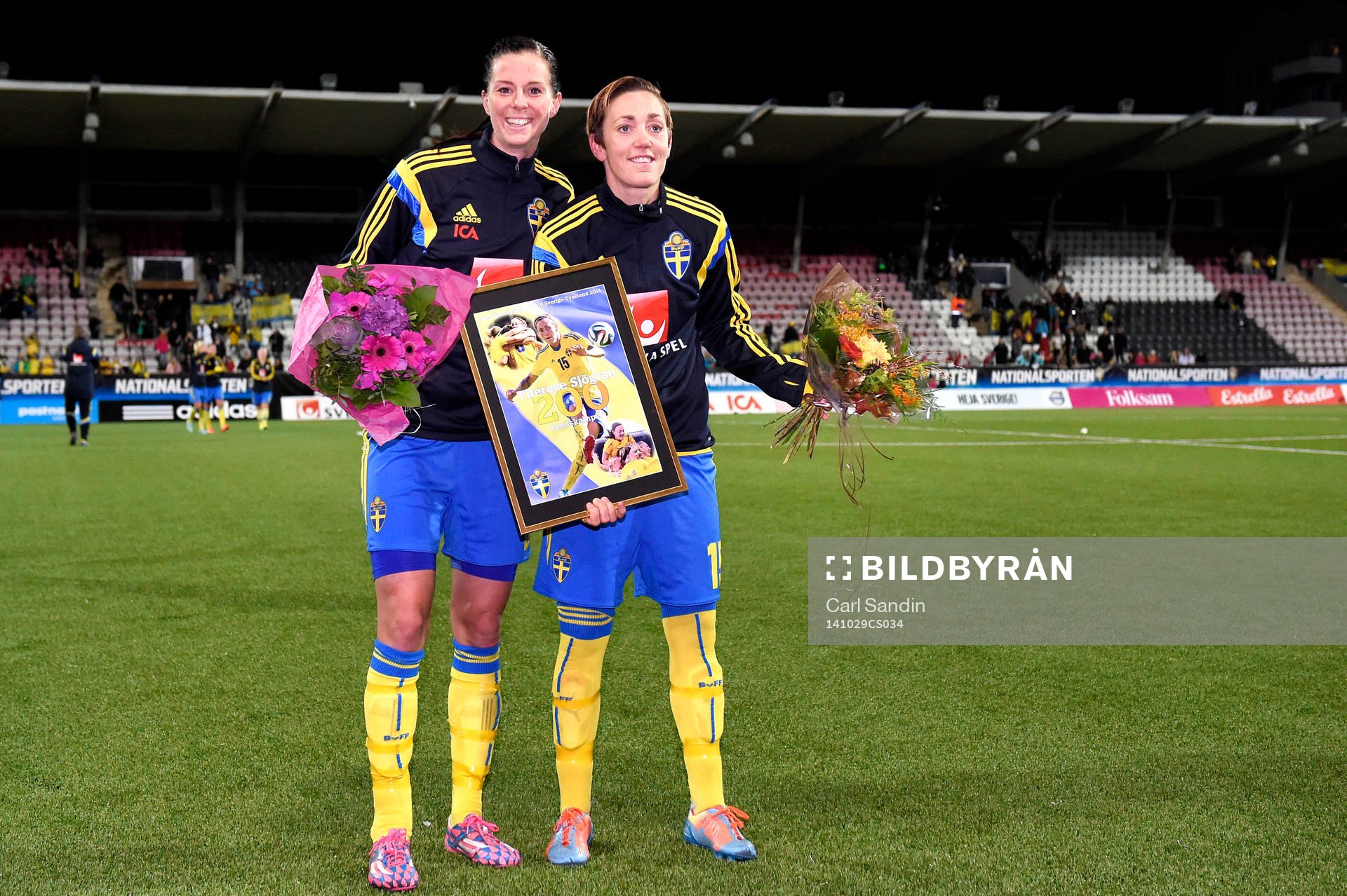 Sveriges Lotta Schelin och Therese Sjögran tackas