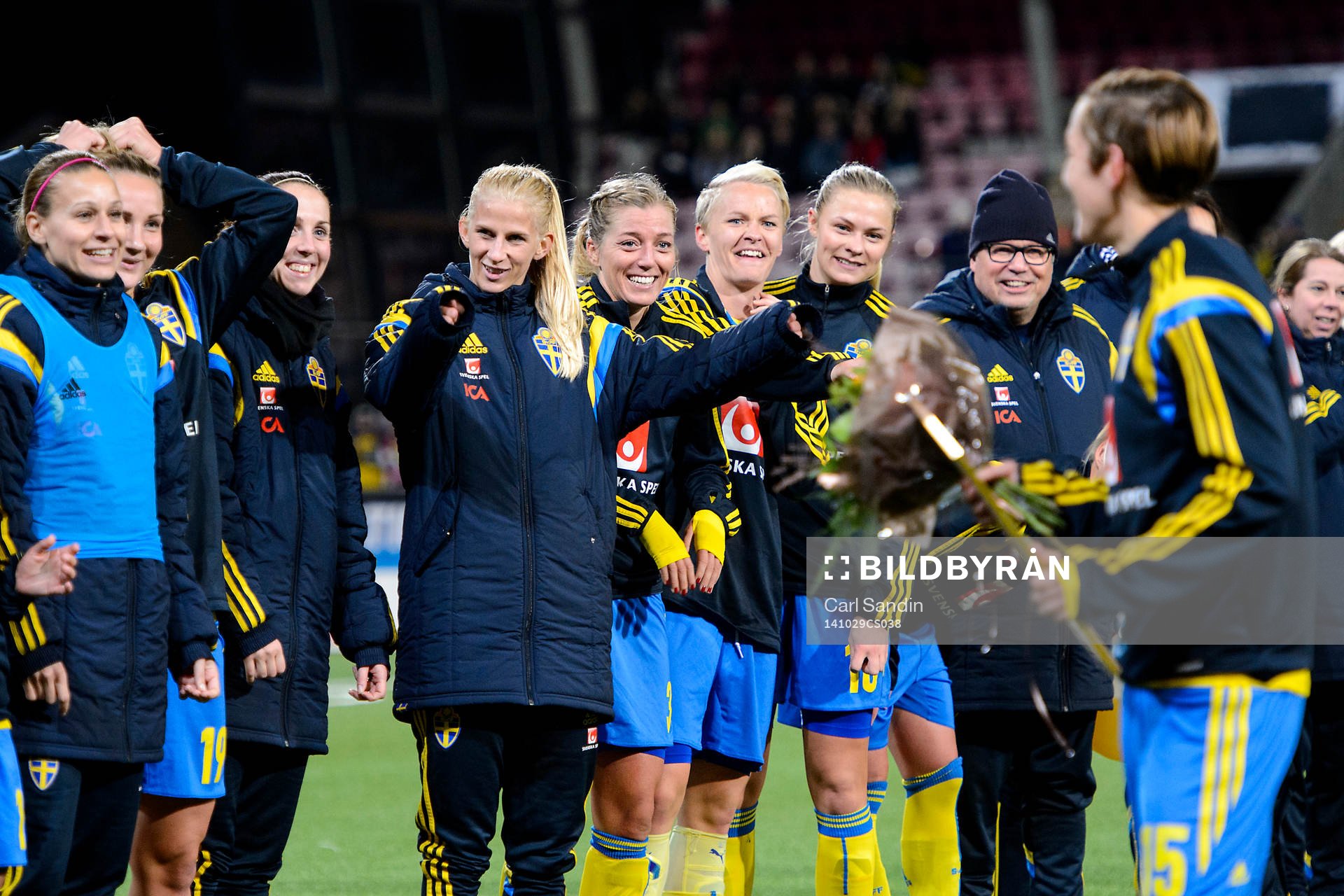 Sveriges Therese Sjögran hedras av resten av laget
