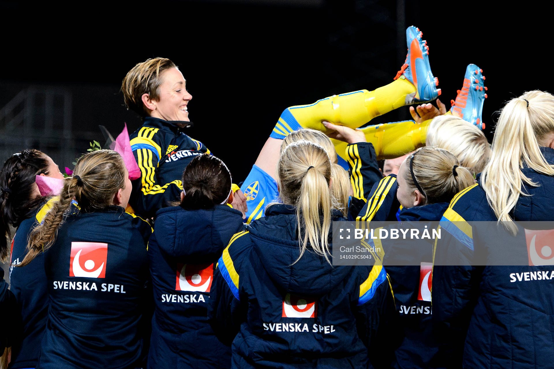 Sveriges Therese Sjögran hissas av det svenska laget