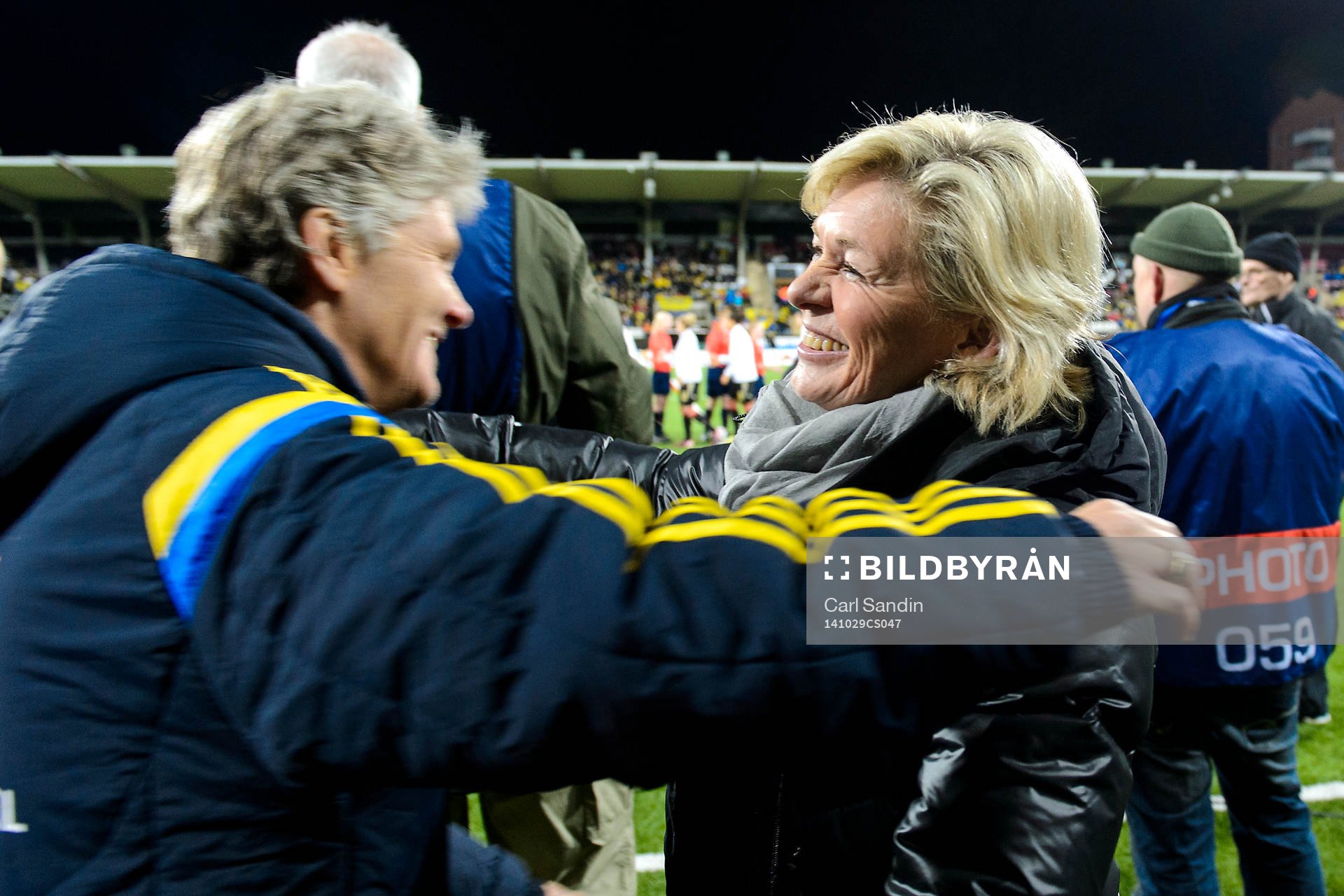 Sveriges förbundskapten Pia Sundhage kramar om Tysklands