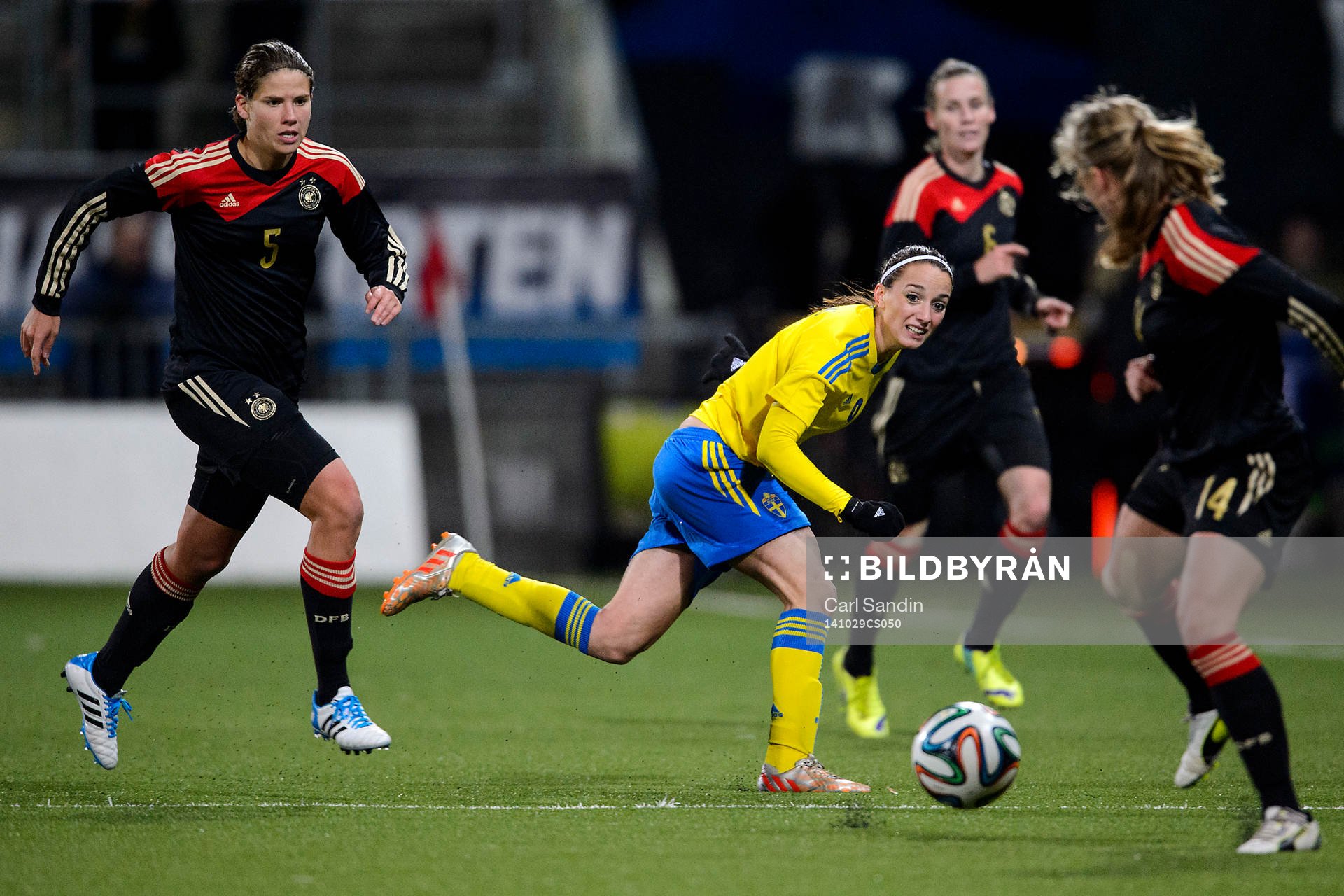 Tysklands Annike Krahn och Sveriges Kosovare Asllani