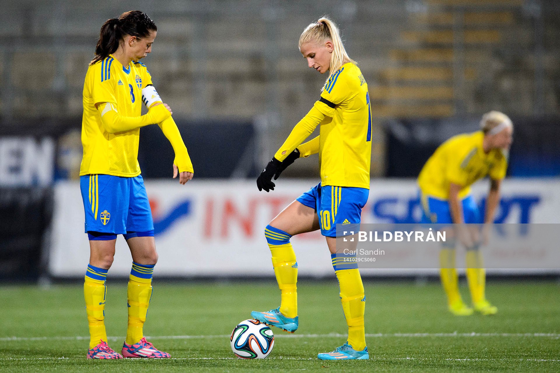 Sveriges Lotta Schelin och Sofia Jakobsson gör sig redo