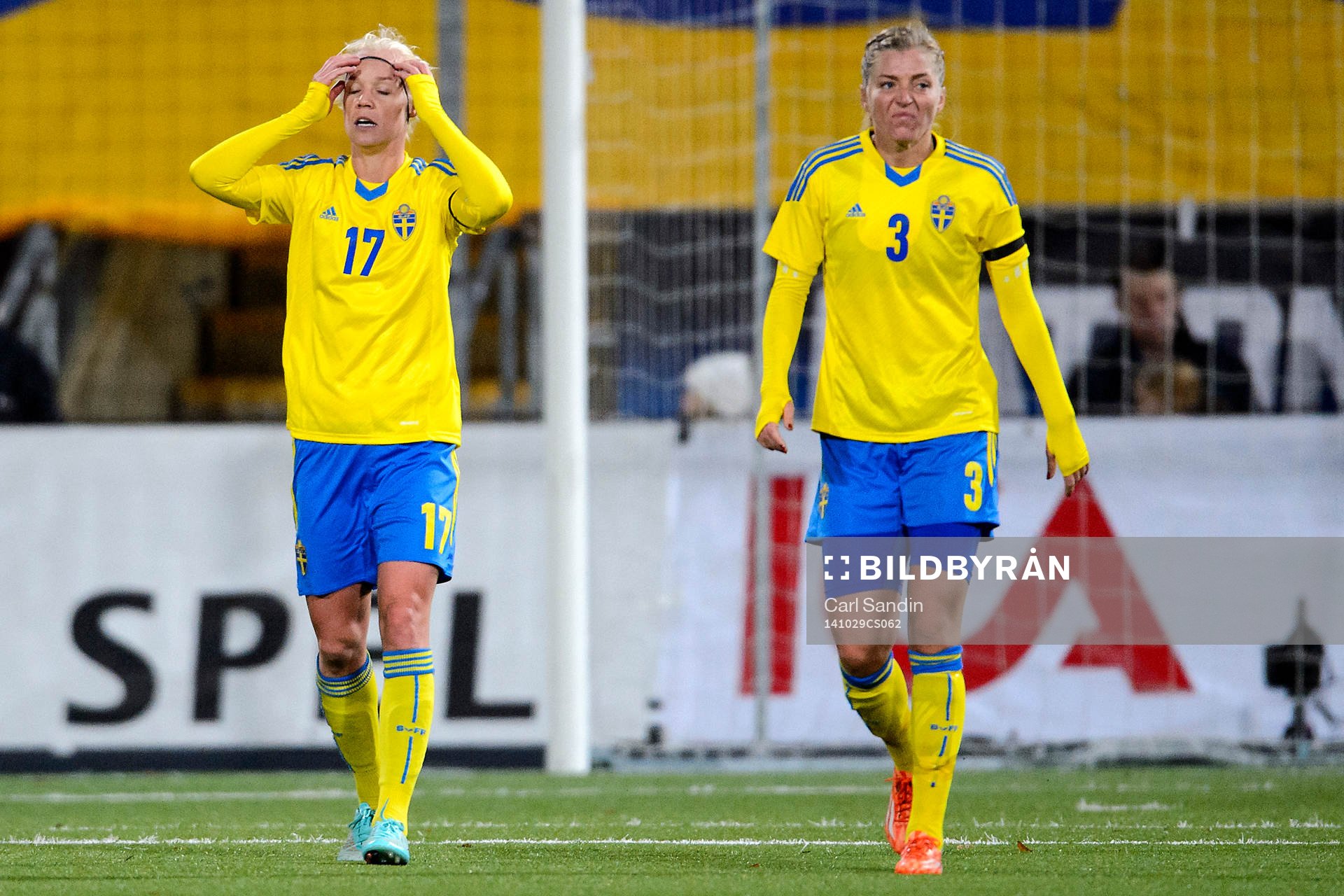 Sveriges Caroline Seger och Linda Sembrant deppar