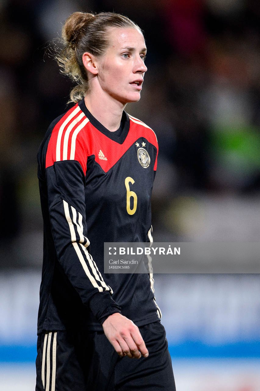 Tysklands Simone Laudehr under en träningslandskamp i fotboll mellan Sverige och Tyskland den 29 oktober 2014 i Örebro.