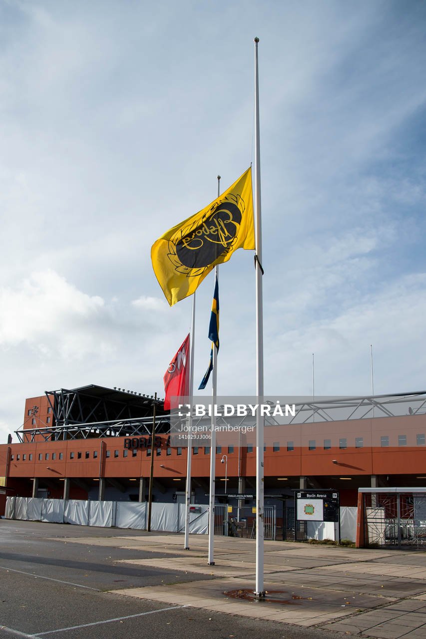 Flaggorna vajar på halv stång