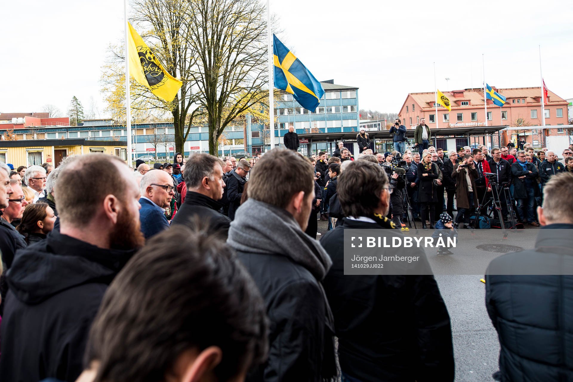 Flaggorna vajar på halv stång