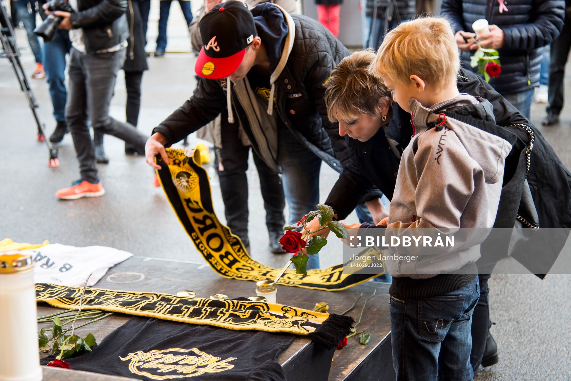 Supportrar lägger ner blommor och halsdukar