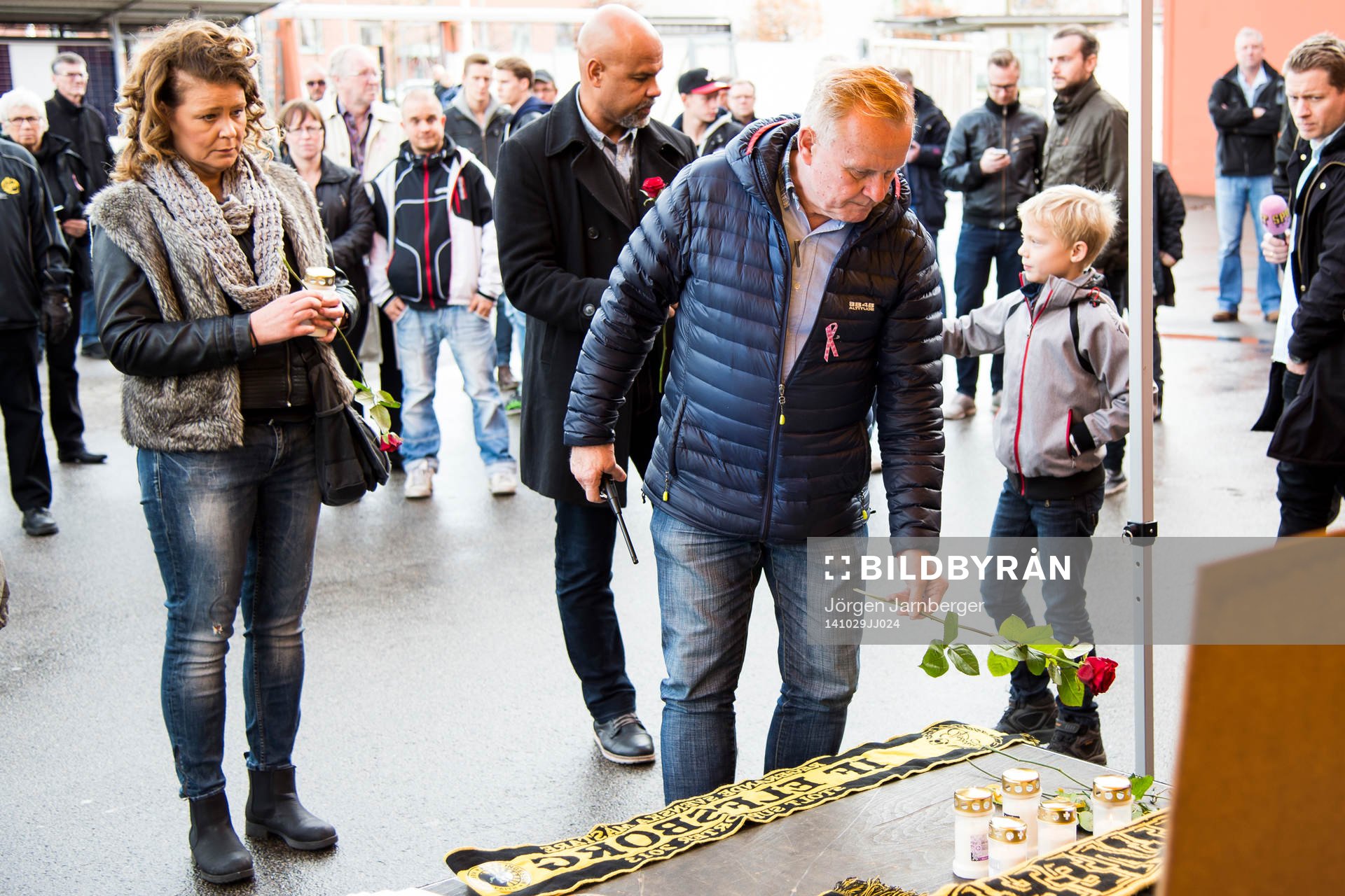 Supportrar lägger ner blommor och halsdukar