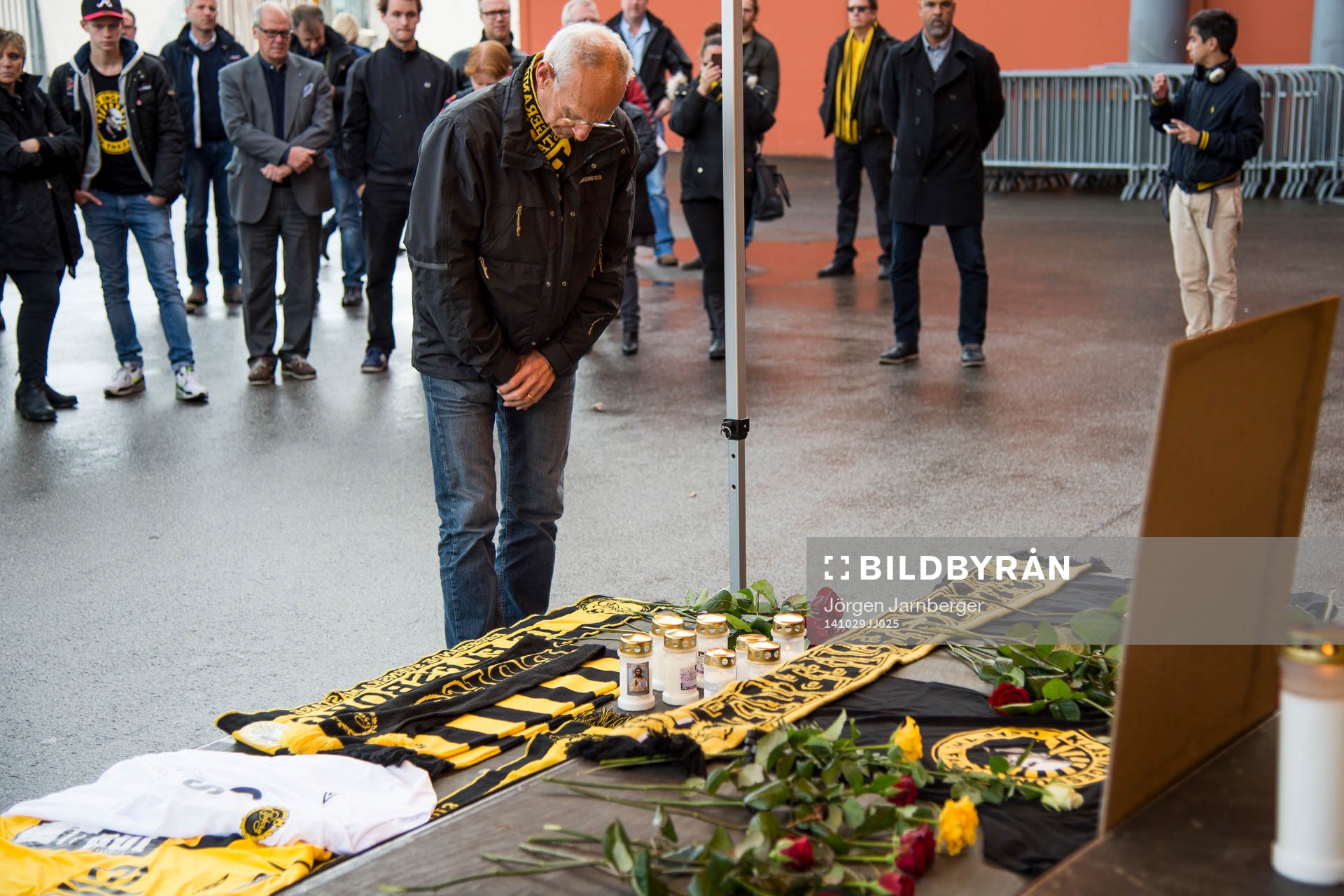 Supportrar lägger ner blommor och halsdukar