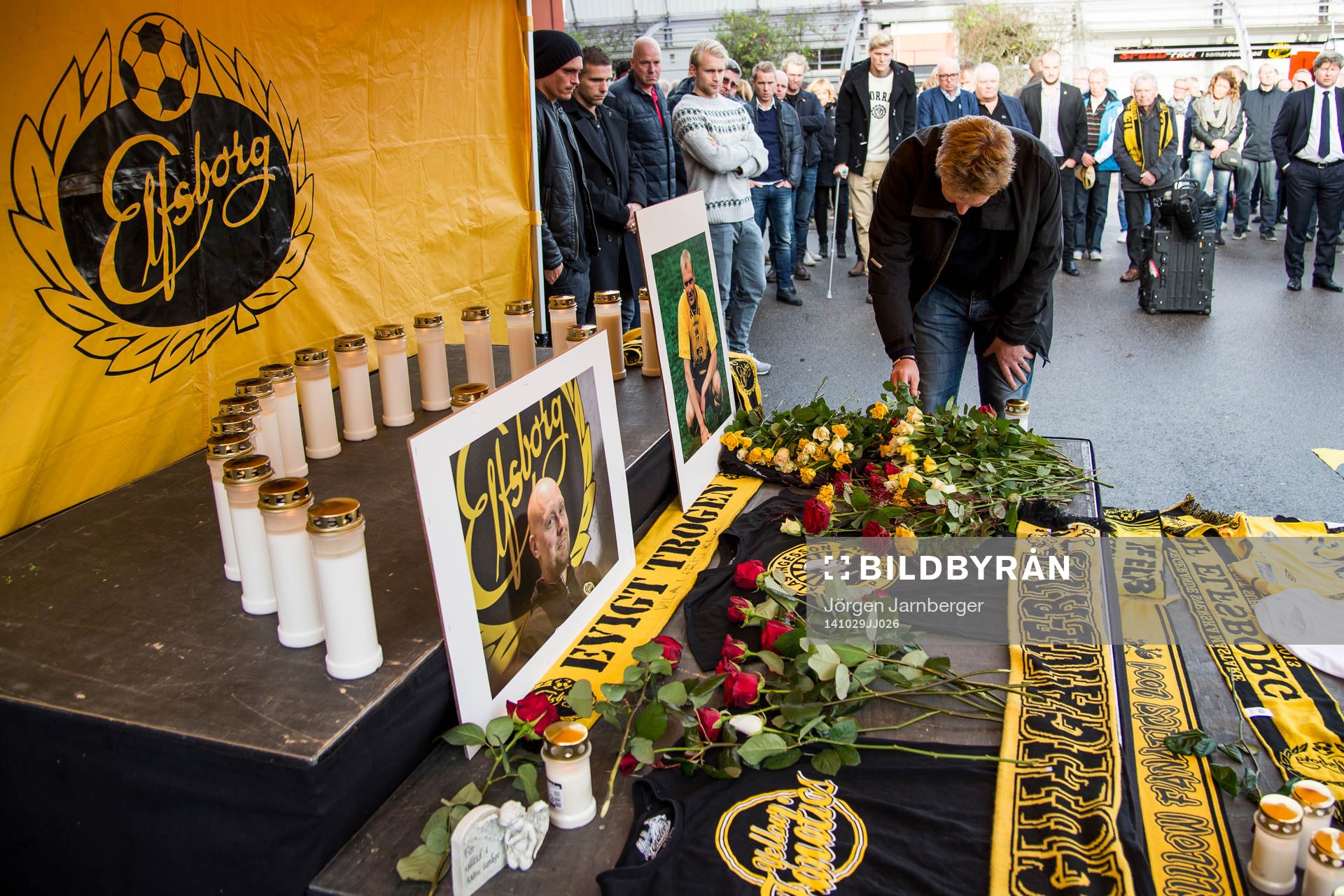 Elfsborgs assisterande tränare böjer framför