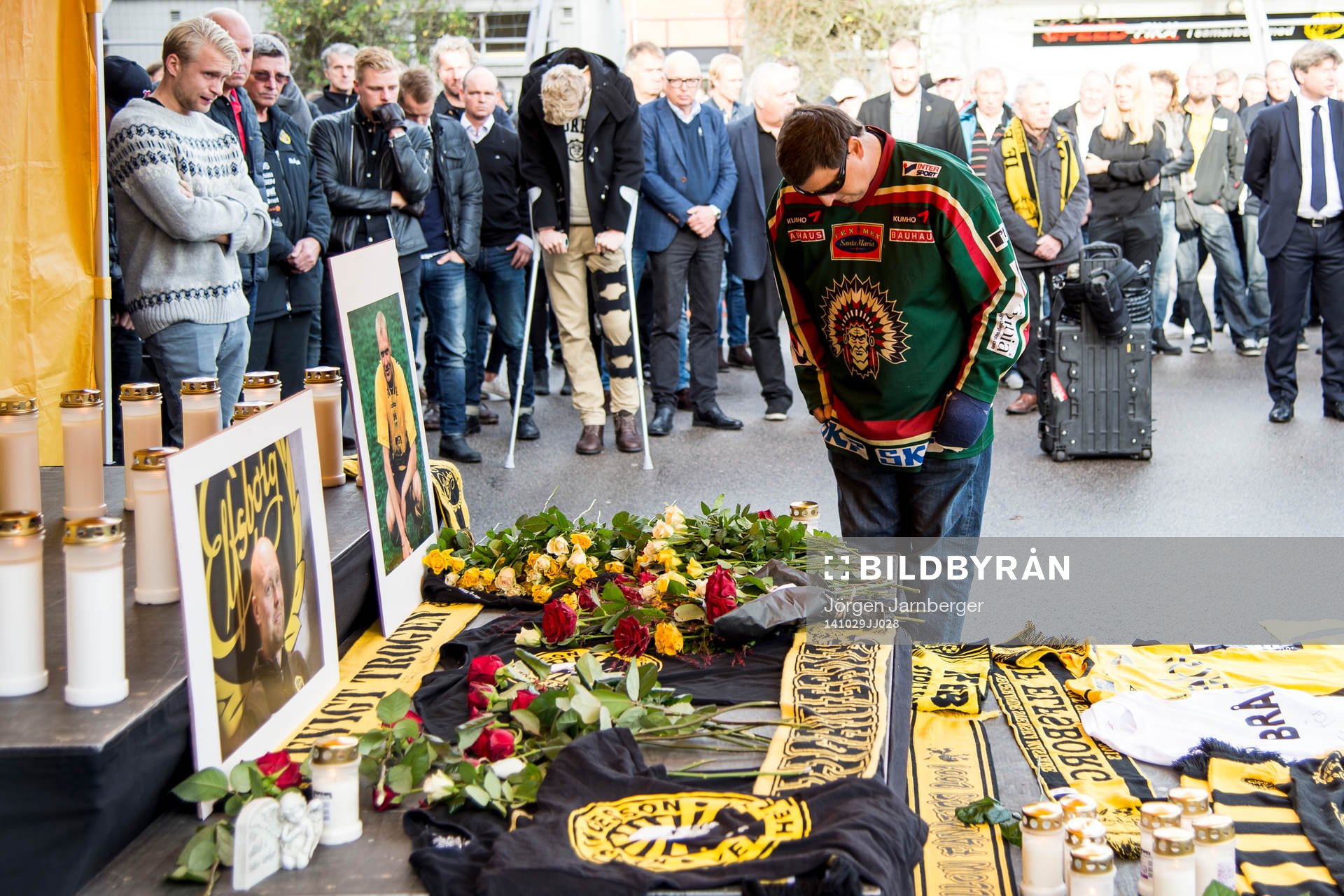 En Frölunda hockey supporterlägger ner blommor och