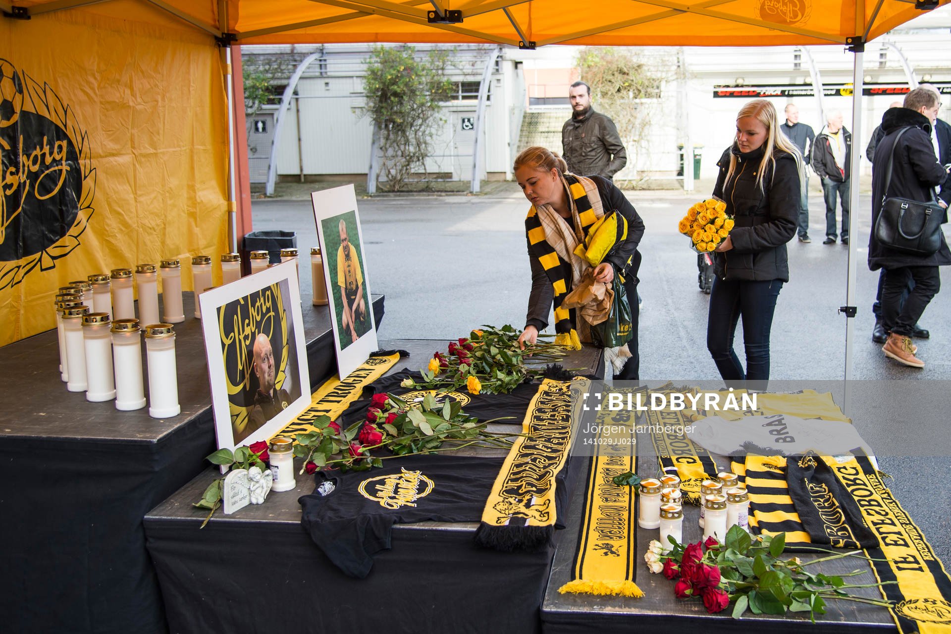 Sörjande supportrar lägger ner blommor