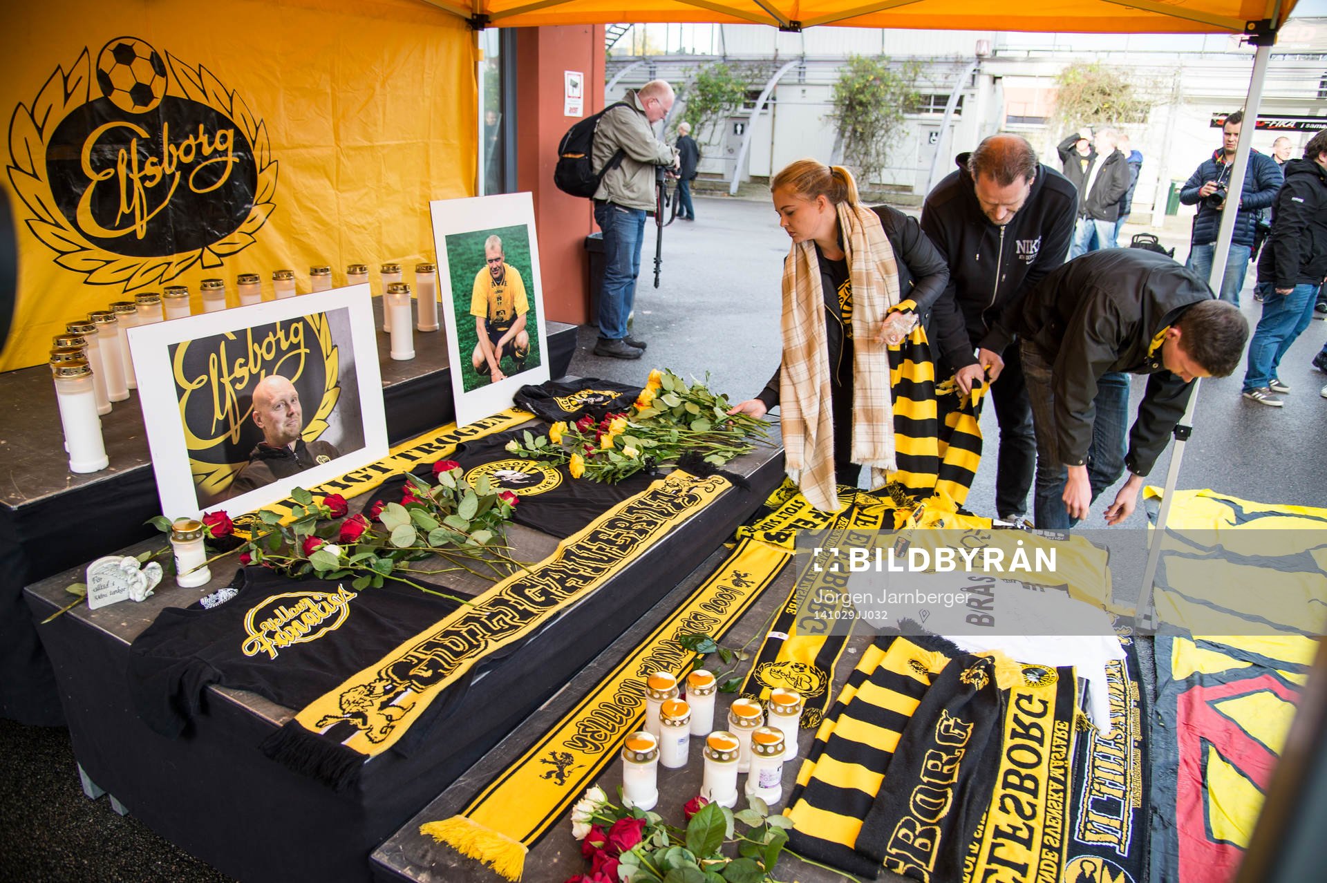 Sörjande supportrar lägger ner blommor och halsdukar