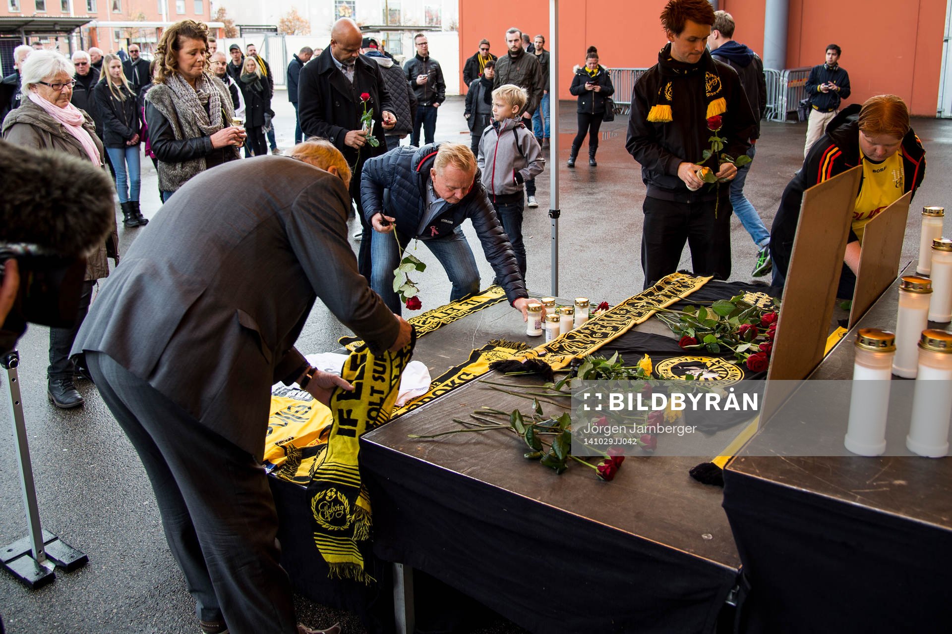 Sörjande supportrar lägger ner blommor och halsdukar