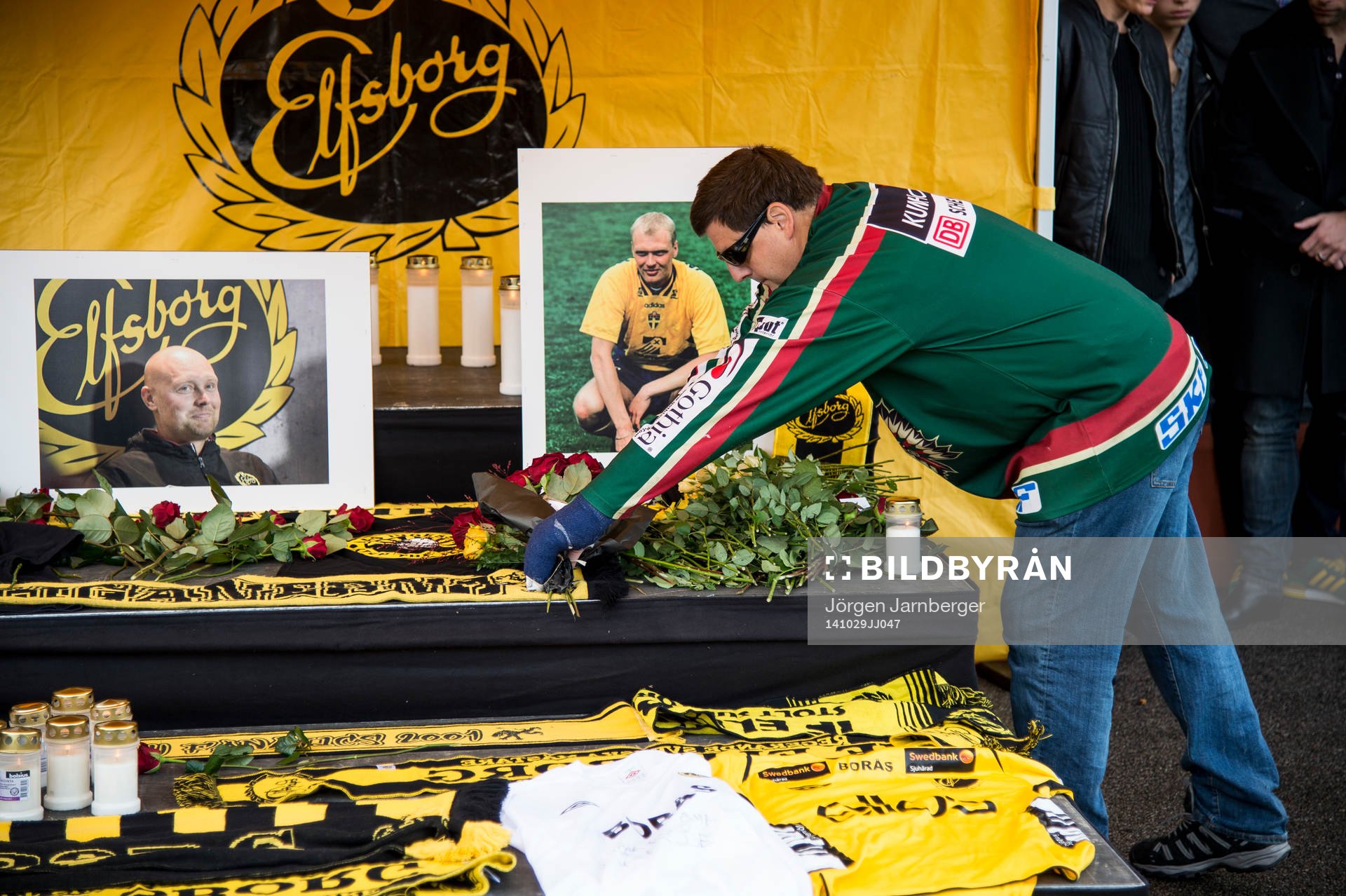En Frölunda hockey supporter lägger ner blommor