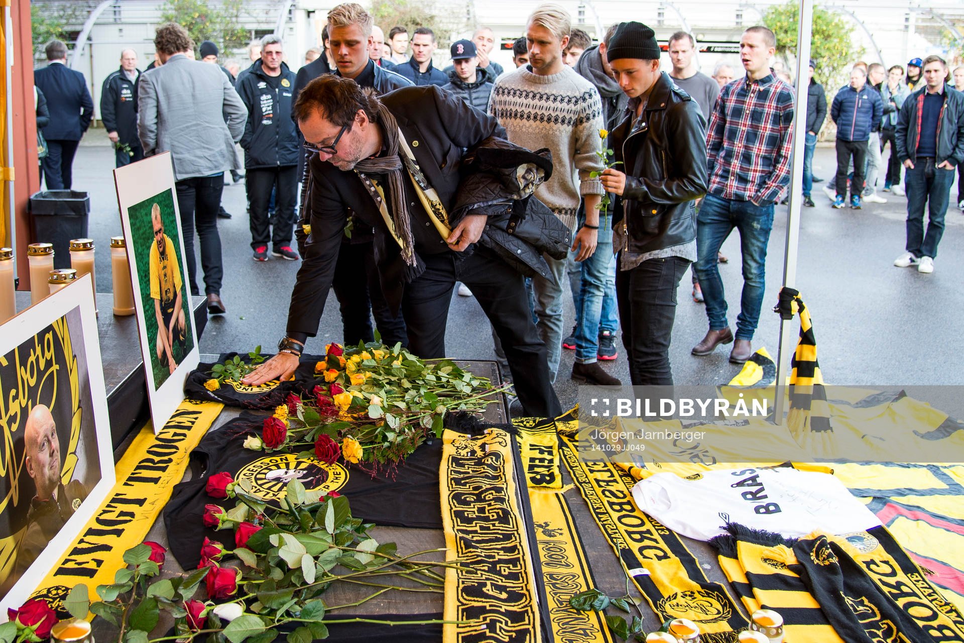 Sune Lundqvist styrelseledamot i Elfsborg lägger ner blomma under en minnesstund för Elfsborgs avlidne tränare Klas Ingesson den 29 oktober 2014 i Borås.