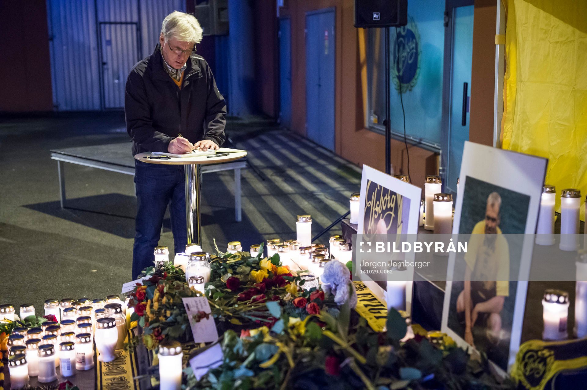 En man skriver i kondoleansboken under en minnesstund för Elfsborgs avlidne tränare Klas Ingesson den 29 oktober 2014 i Borås.
