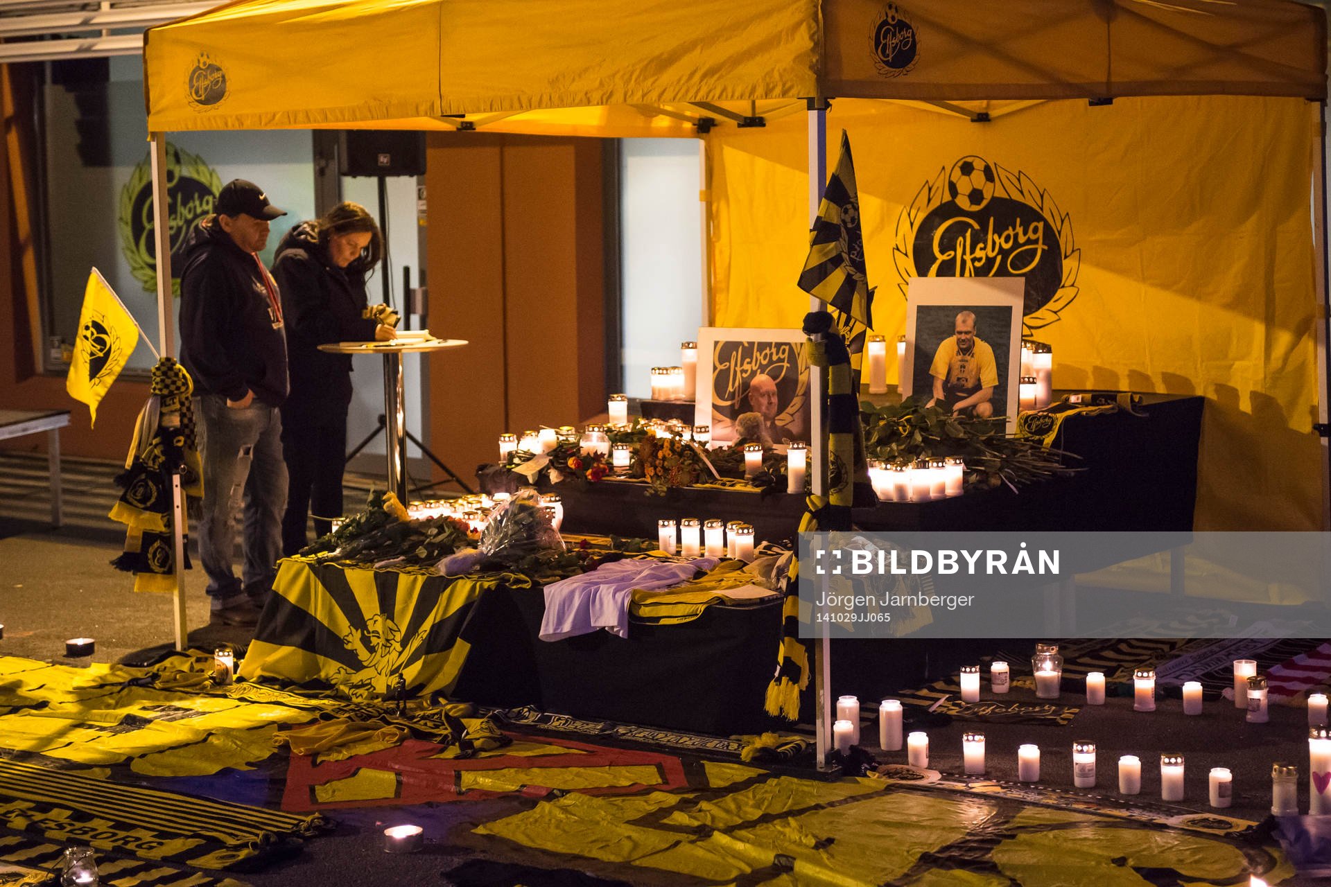 Sörjande skriver i kondoleansboken vid minnesplatsen under en minnesstund för Elfsborgs avlidne tränare Klas Ingesson den 29 oktober 2014 i Borås.