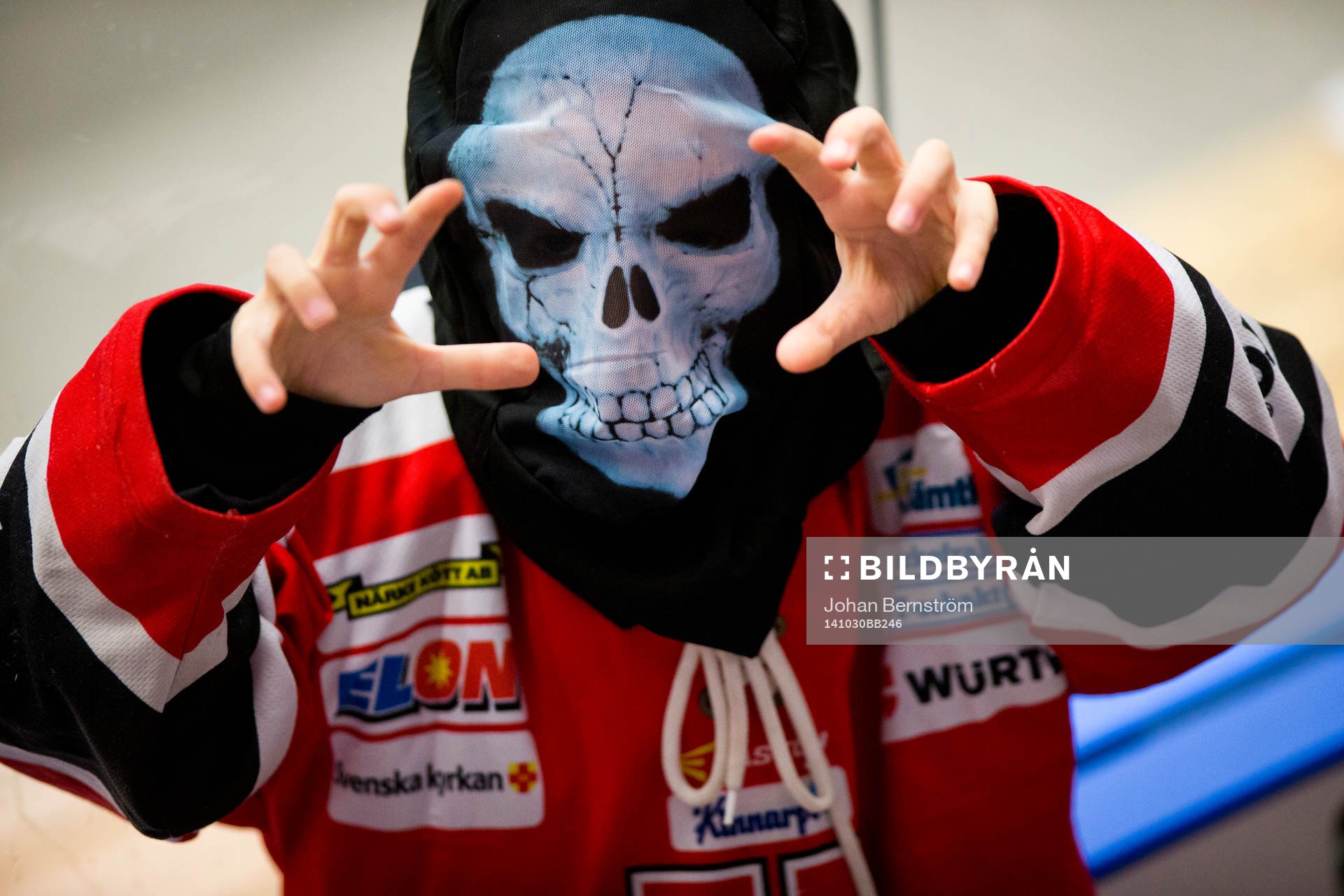 En ung supporter med Örebrotröja och Halloweenmask