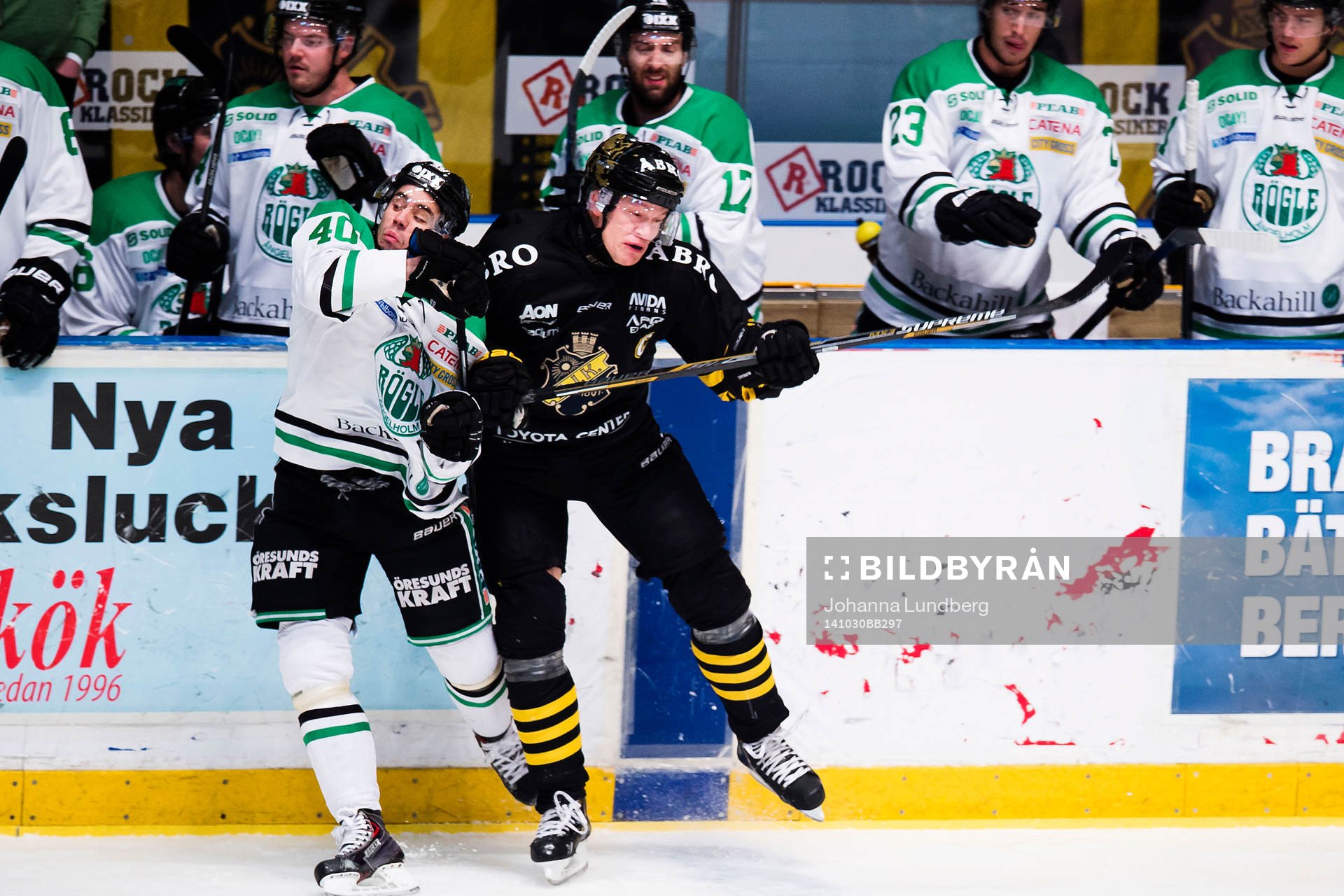 s Patric Blomdahl trycker till Rögles Jesper Jensen