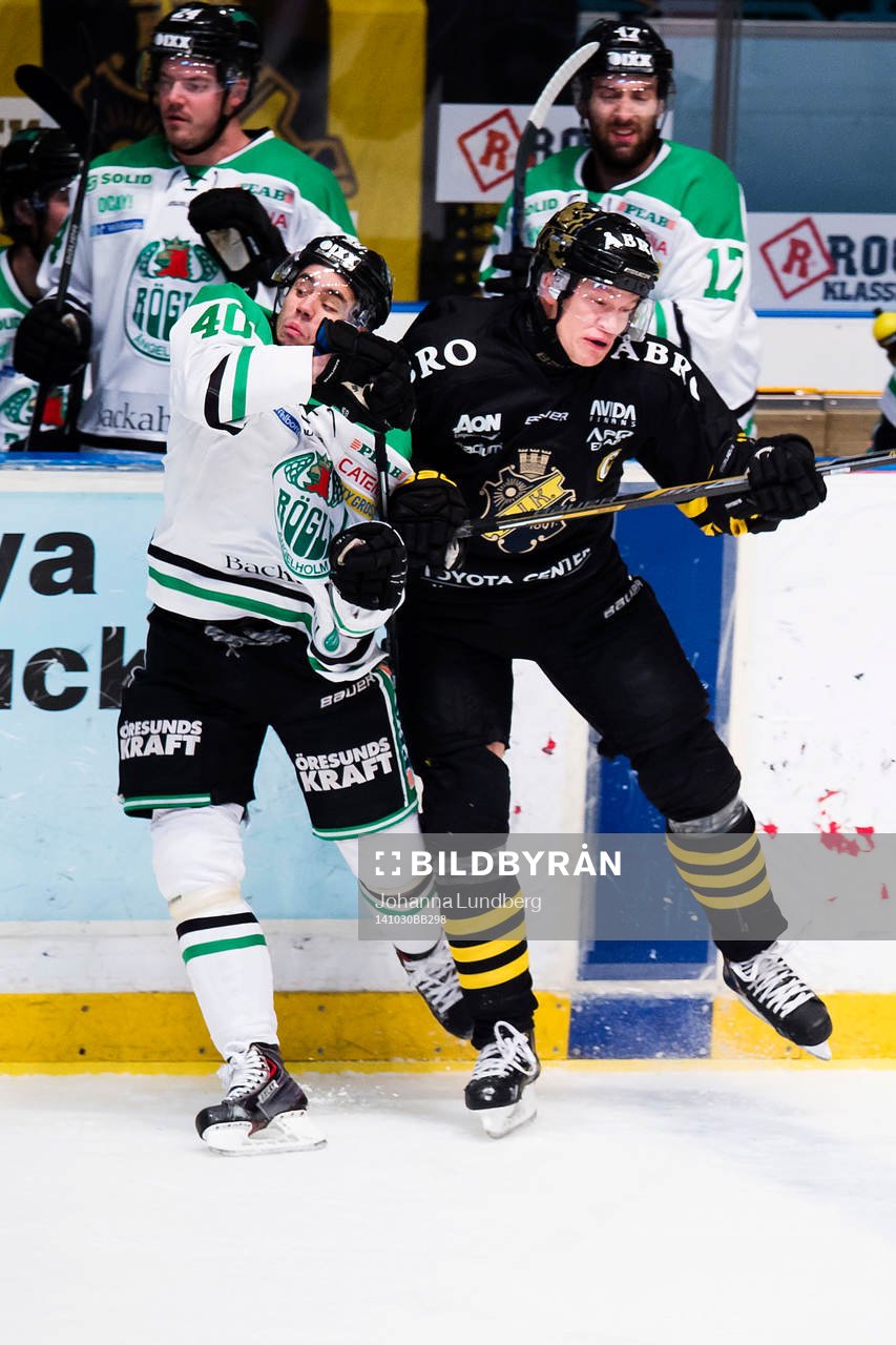 s Patric Blomdahl trycker till Rögles Jesper Jensen