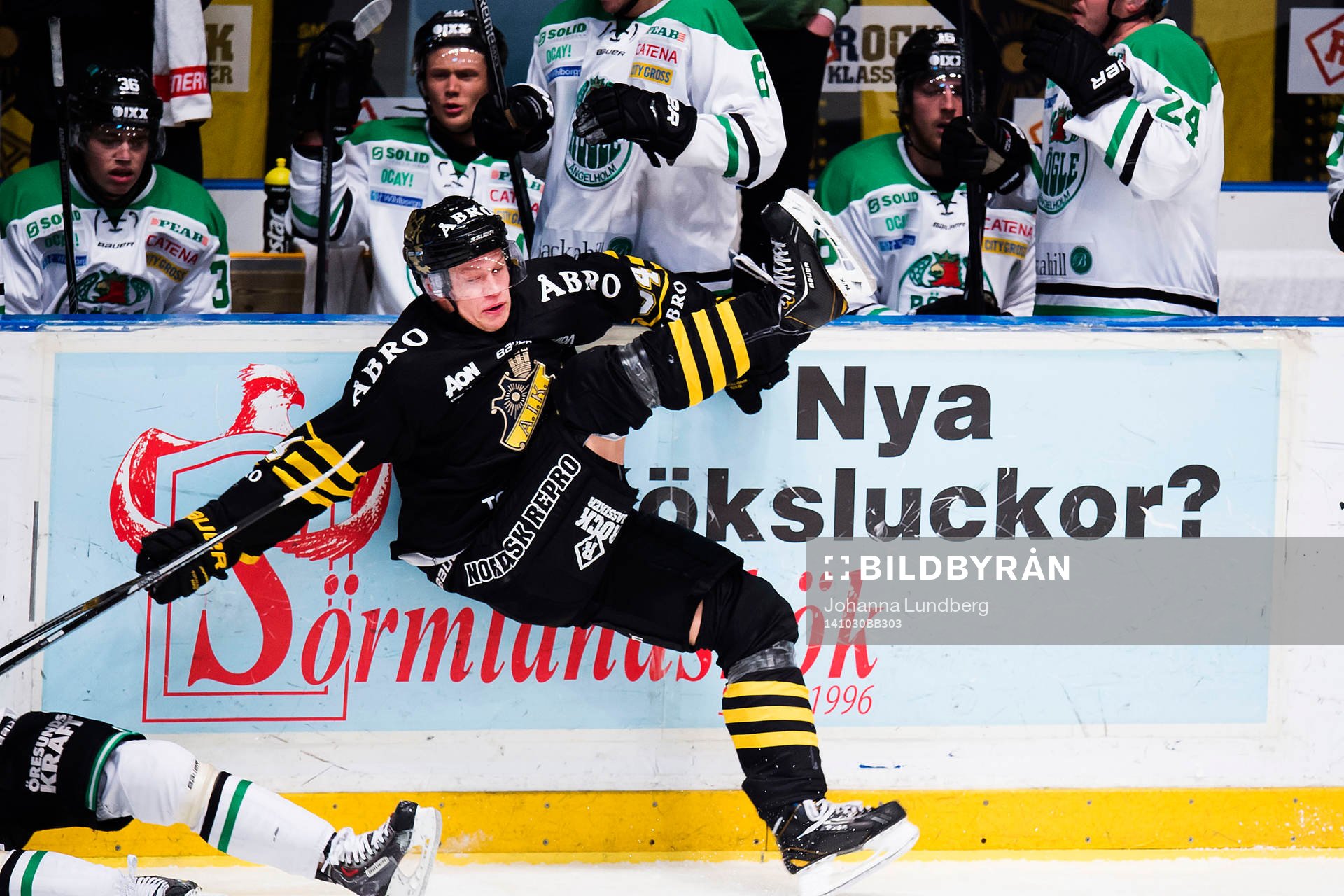 s Patric Blomdahl ramlar framför Rögles bänk
