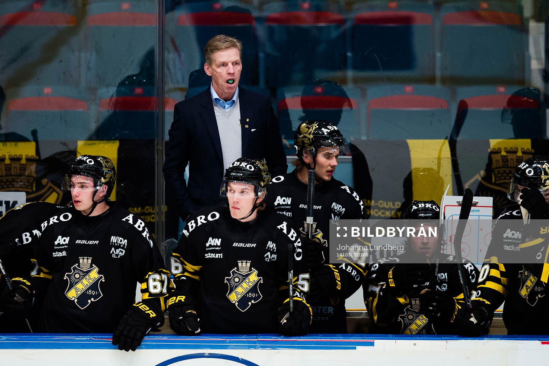s tränare Peter Gradin reagerar