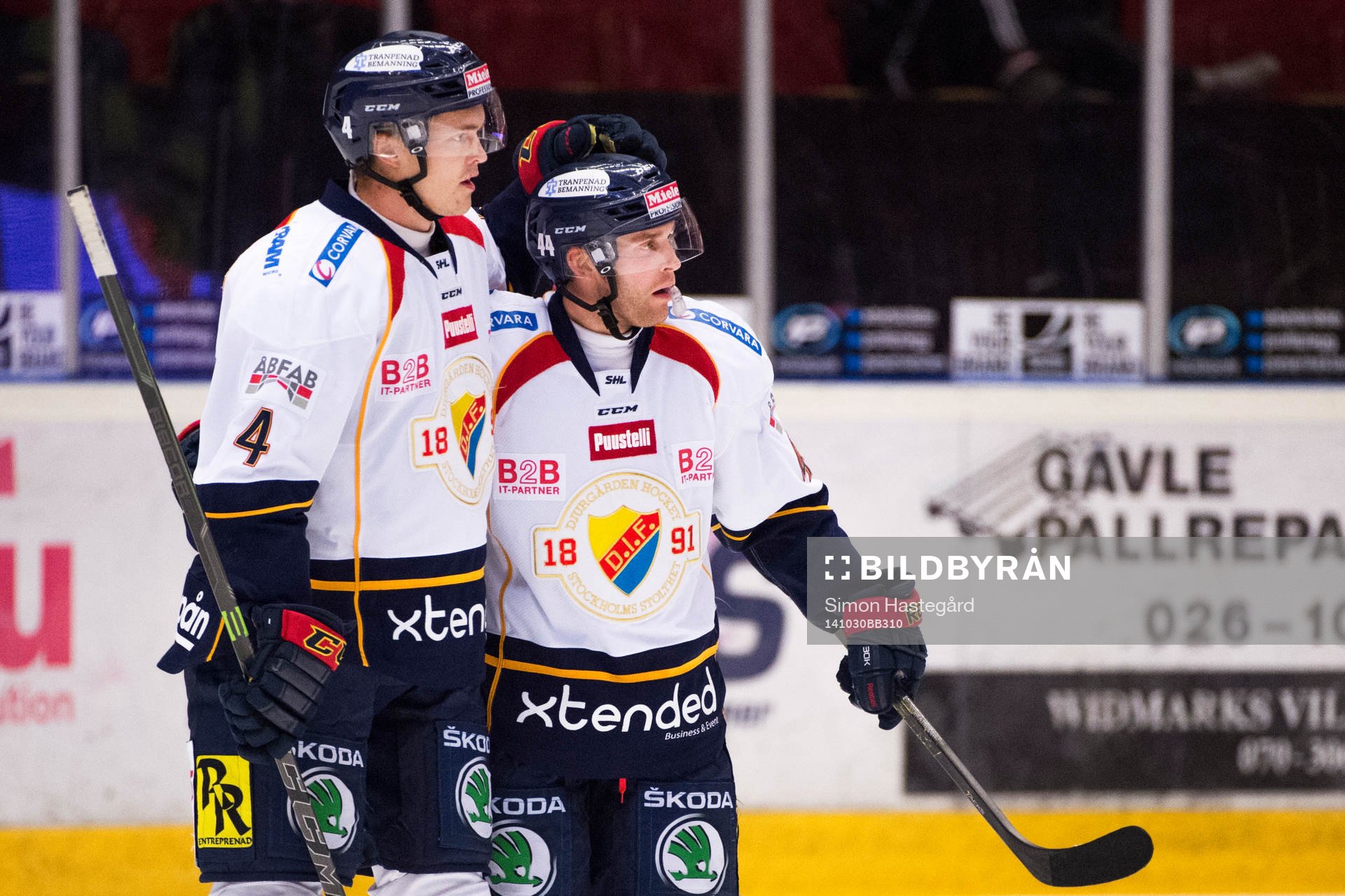 Djurgårdens Marcus Högström och Mattias Guter jublar