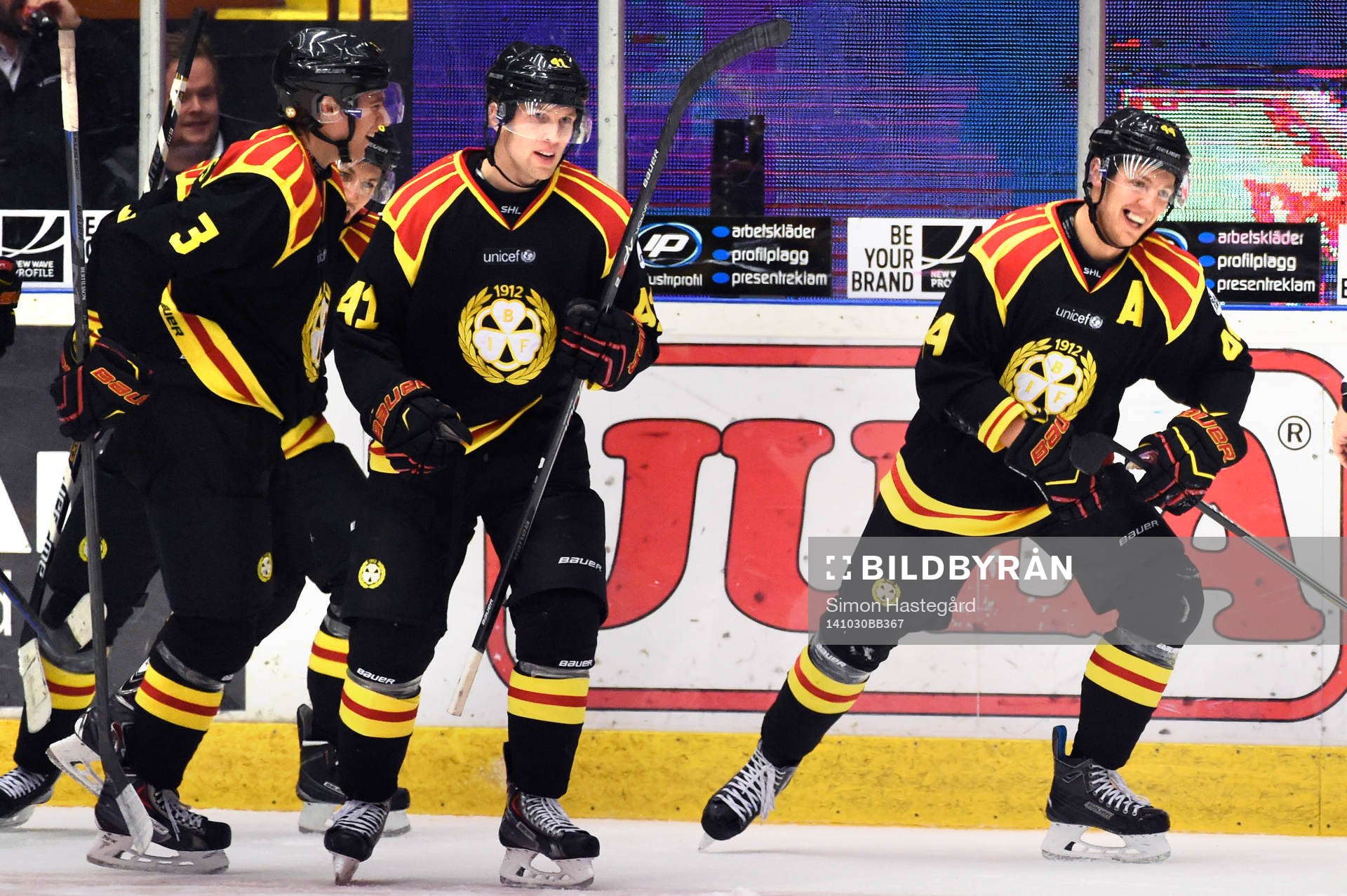 Brynäs Jacob Blomqvist (th) jublar