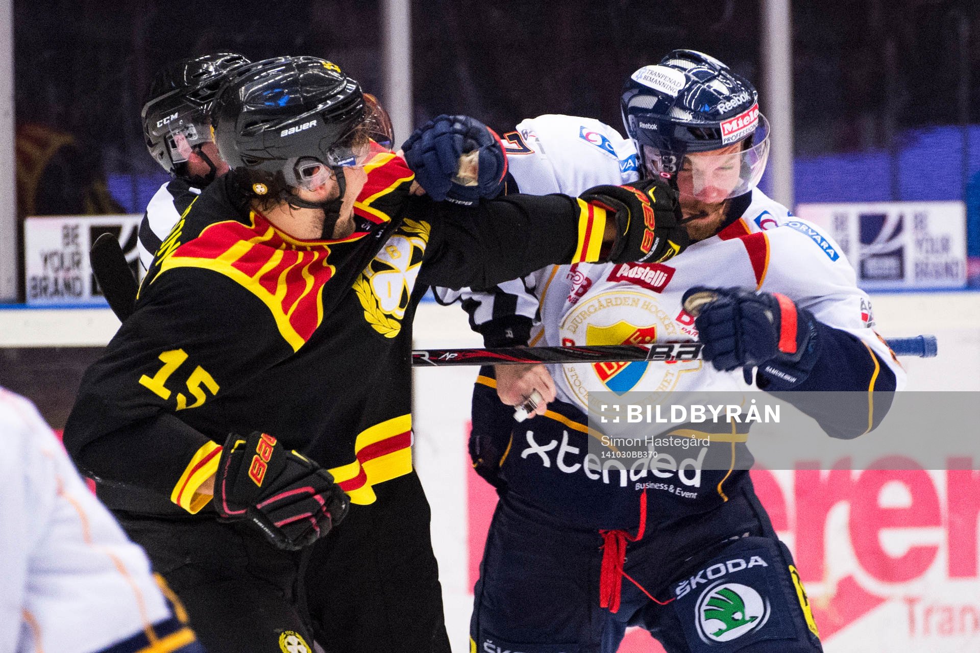 Brynäs Simon Bertilsson och Djurgårdens Mikael Samuelsson