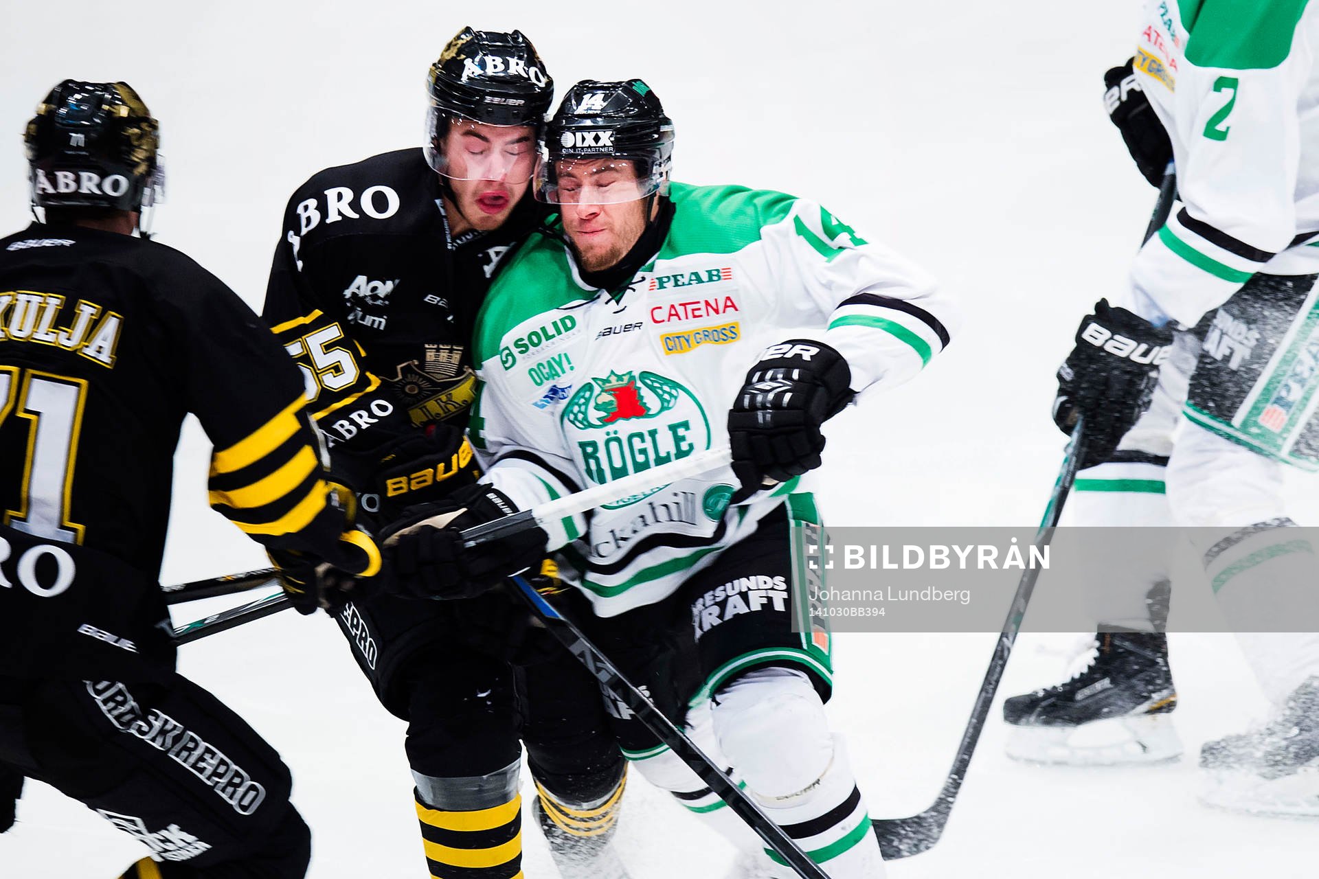 s Victor Ekarv och Rögles Justin Bostrom krockar