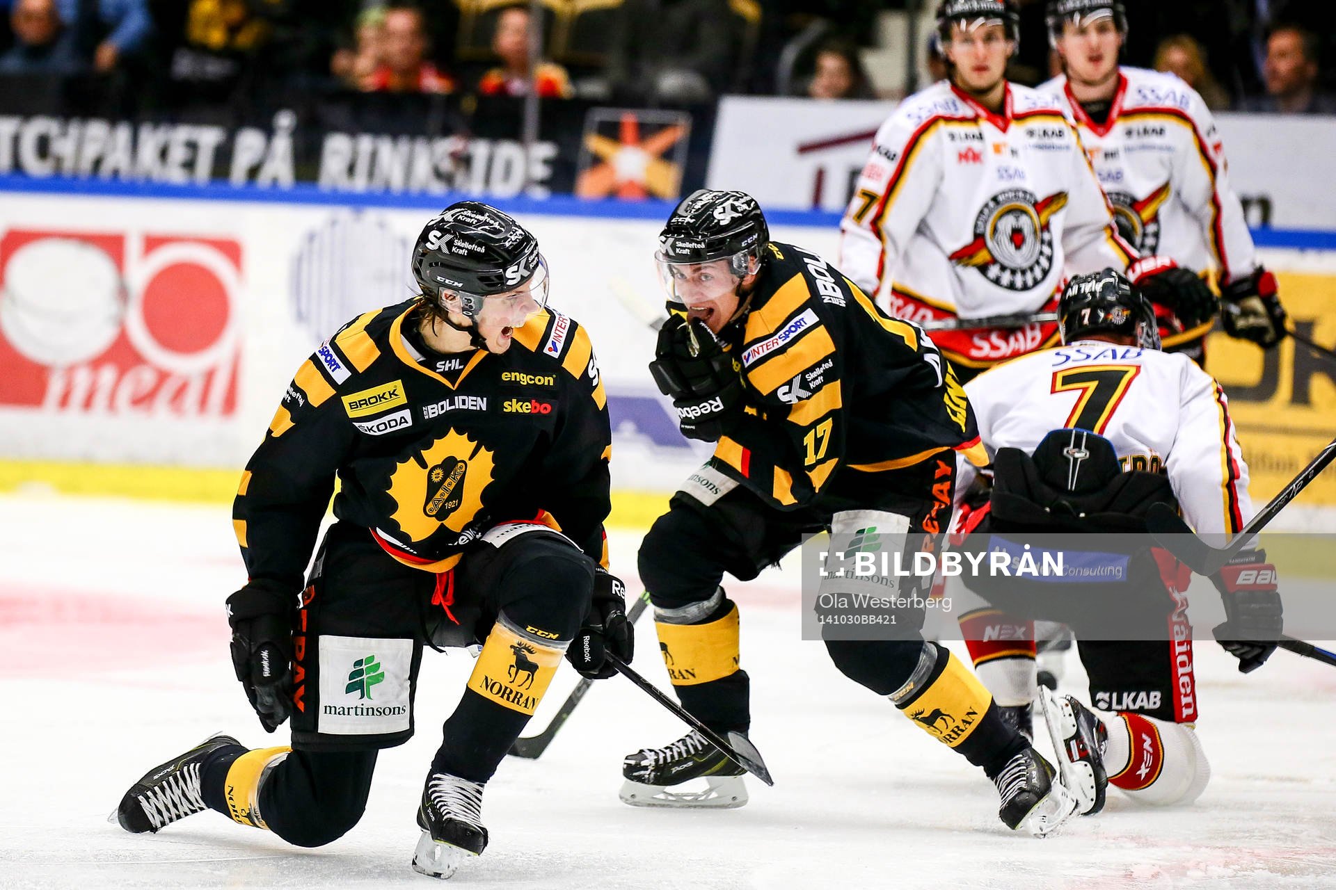 Skellefteås Oscar Sundqvist och Pär Lindholm jublar
