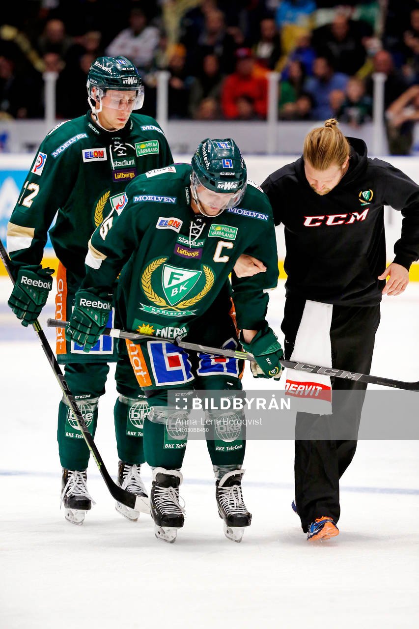 Färjestads Ole-Kristian Tollefsen leds av isen skadad