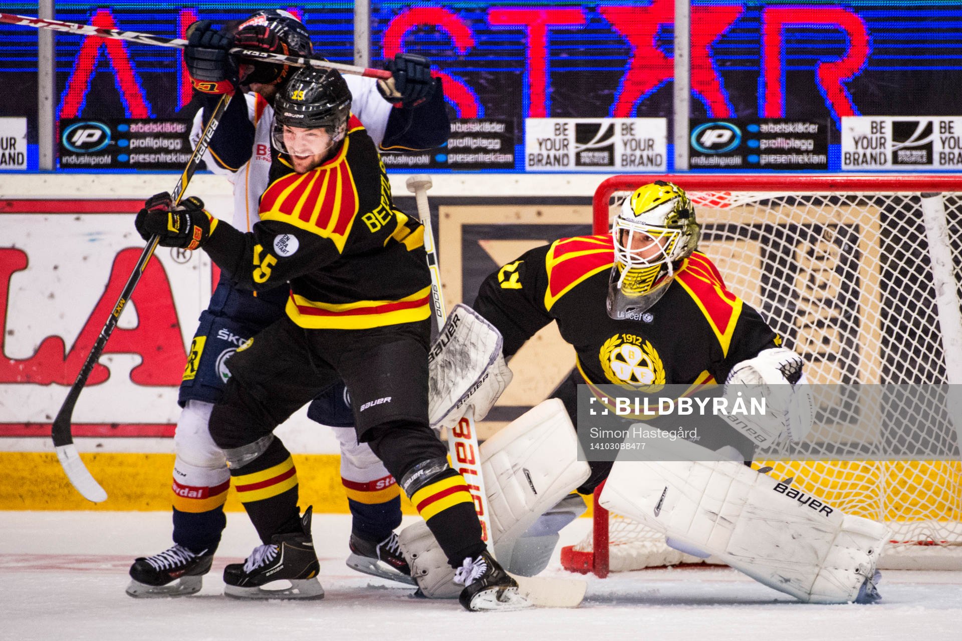 Brynäs Simon Bertilsson och Brynäs målvakt Bernhard