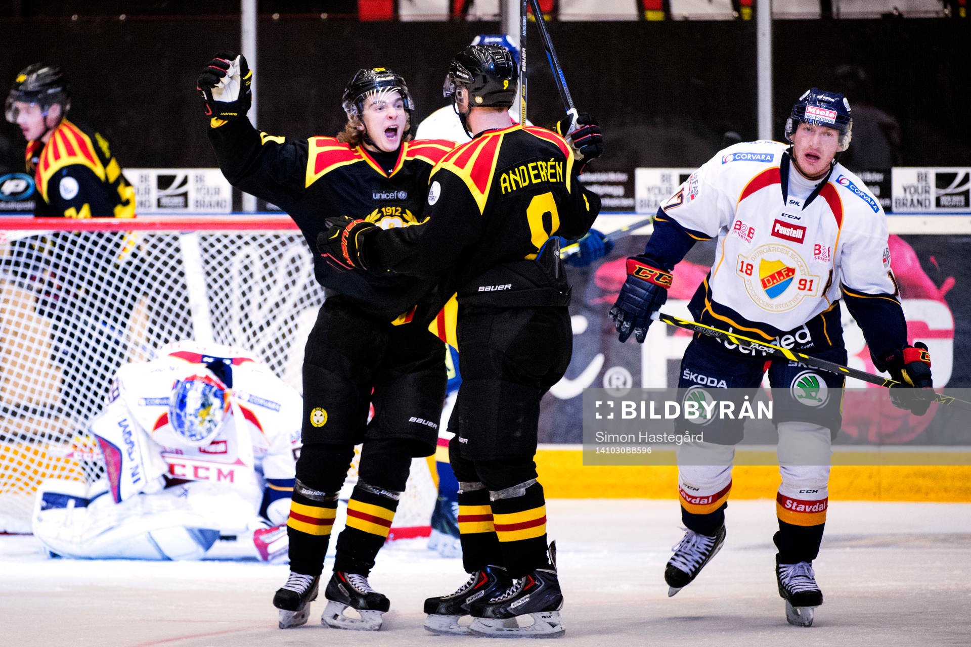 Brynäs Adam Brodecki och Niclas Andersén jublar