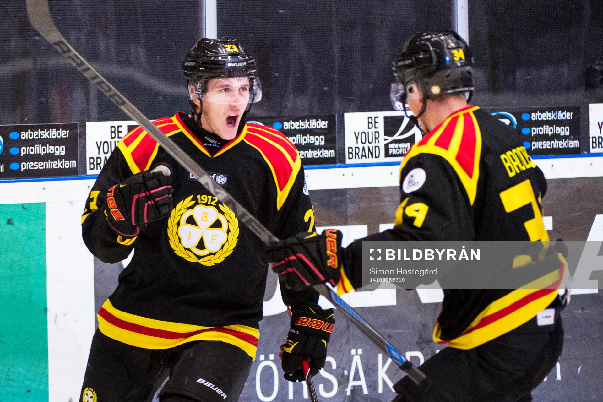 Brynäs Bill Sweatt och Daniel Brodin jublar