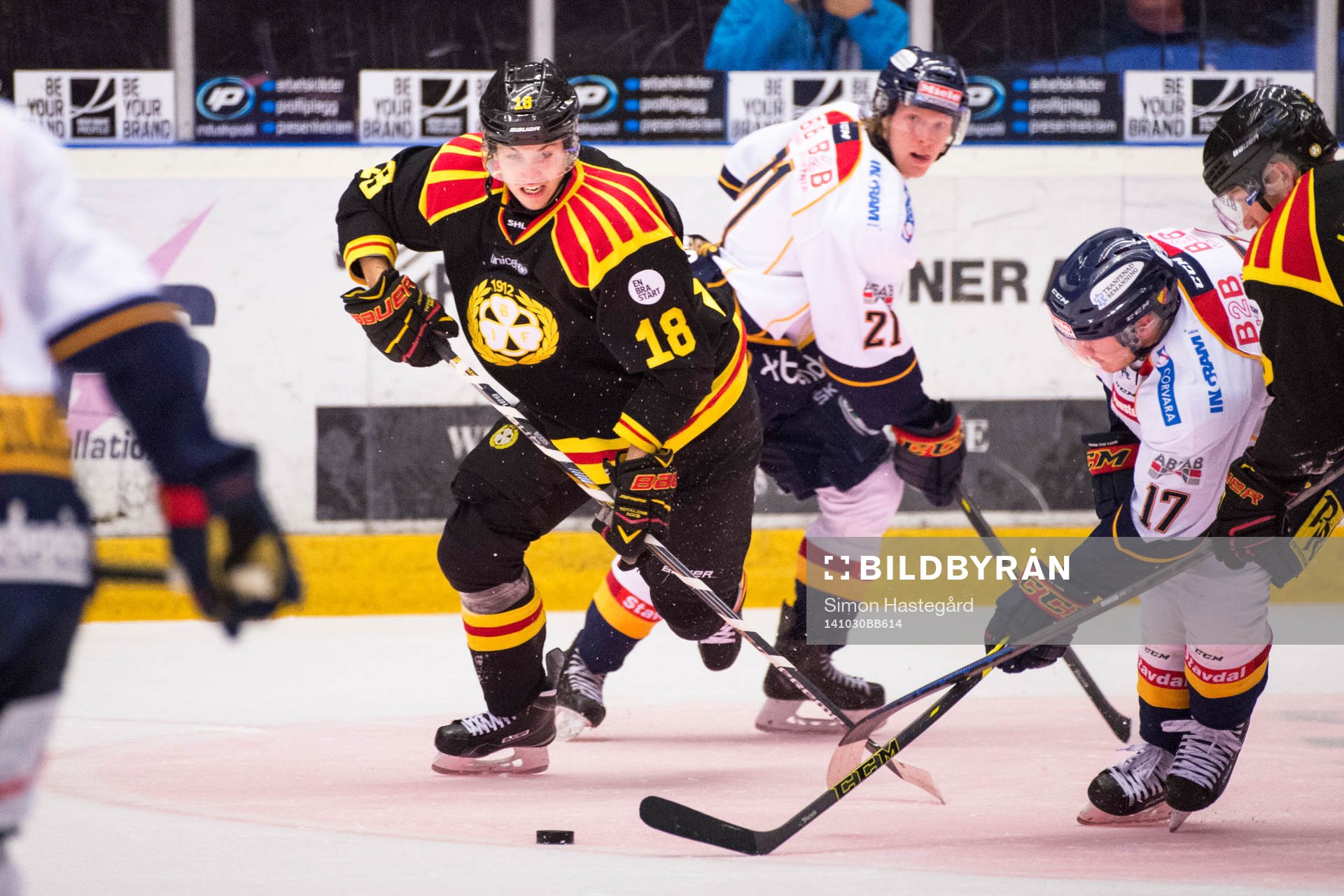 Brynäs Anton Rödin jagar puck