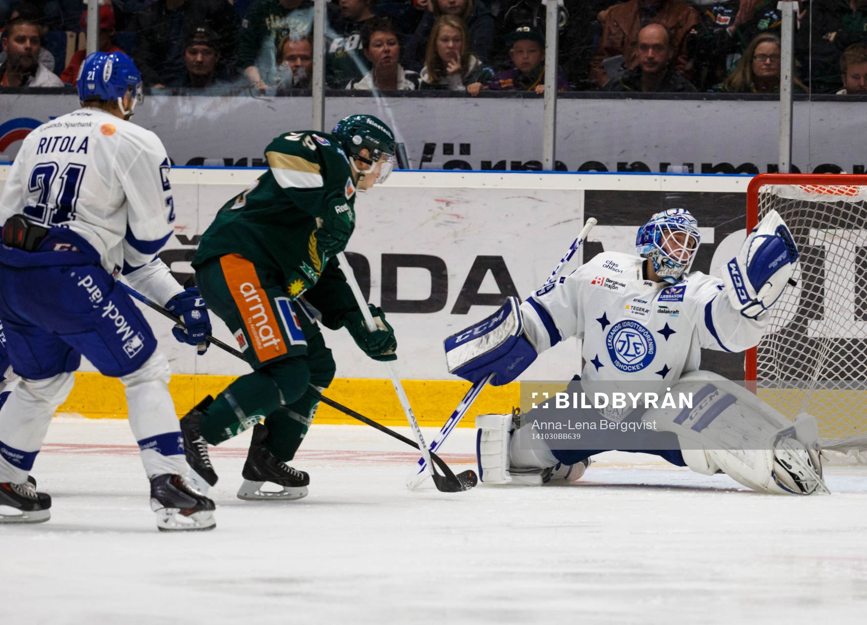 Leksands målvakt Oscar Alsenfelt räddar med plockenunder