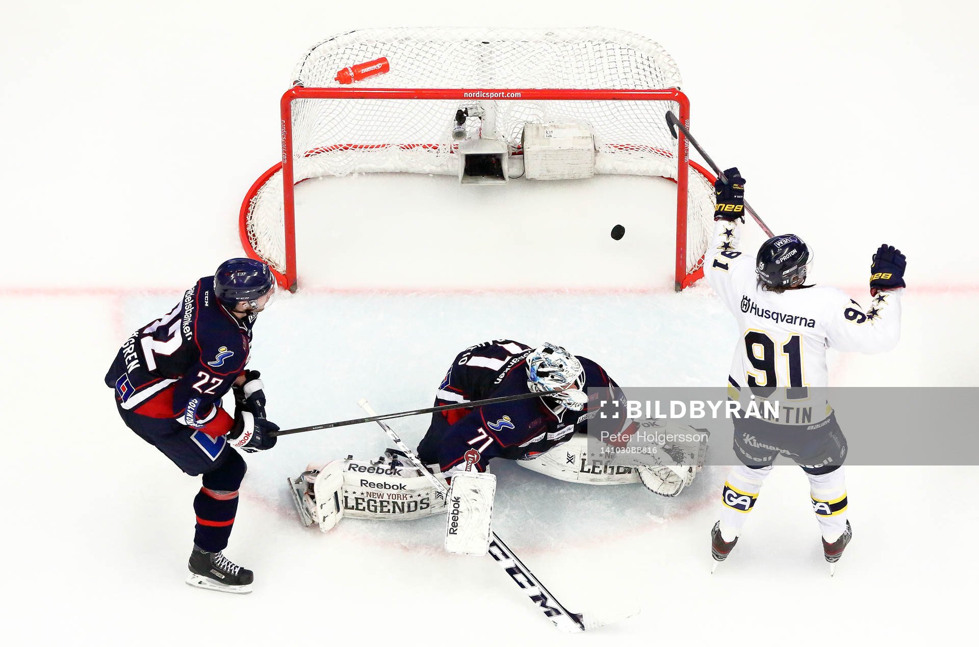 s Andreas Jämtin förbi Linköpings Mattias Sjögren och