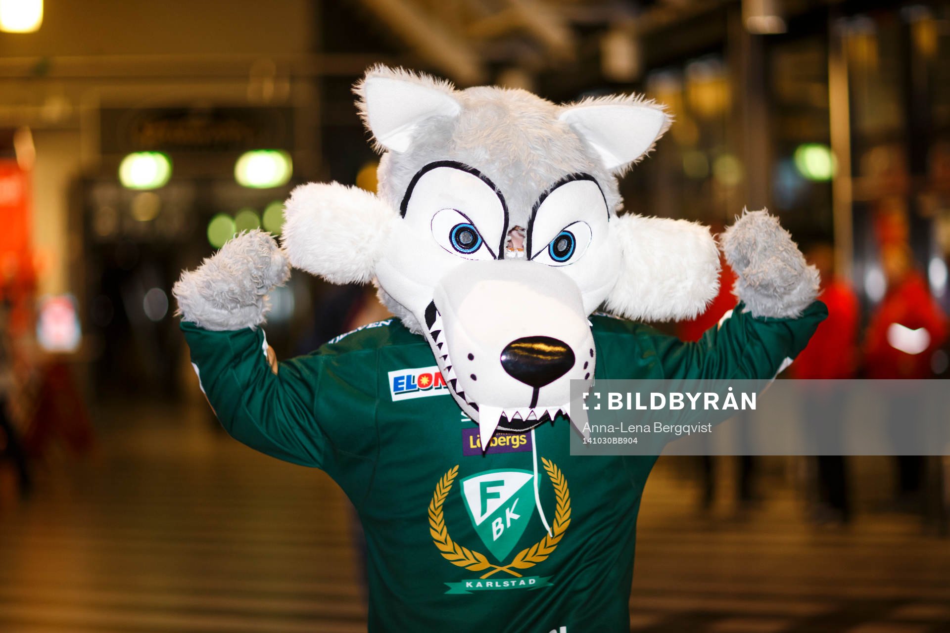 Färjestads maskot Ture Varg visar sin styrka