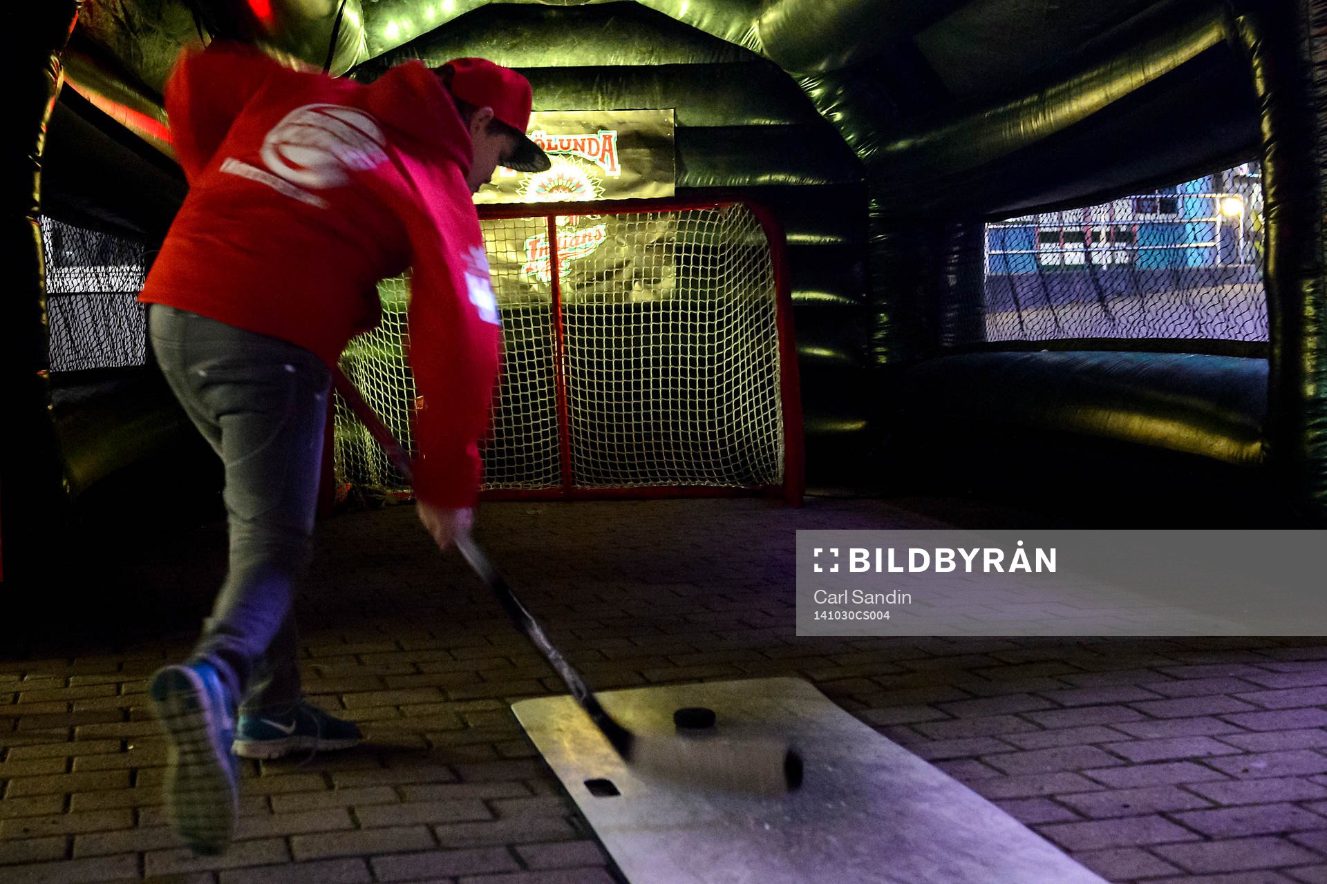 En kille skjuter en puck utanför arenan
